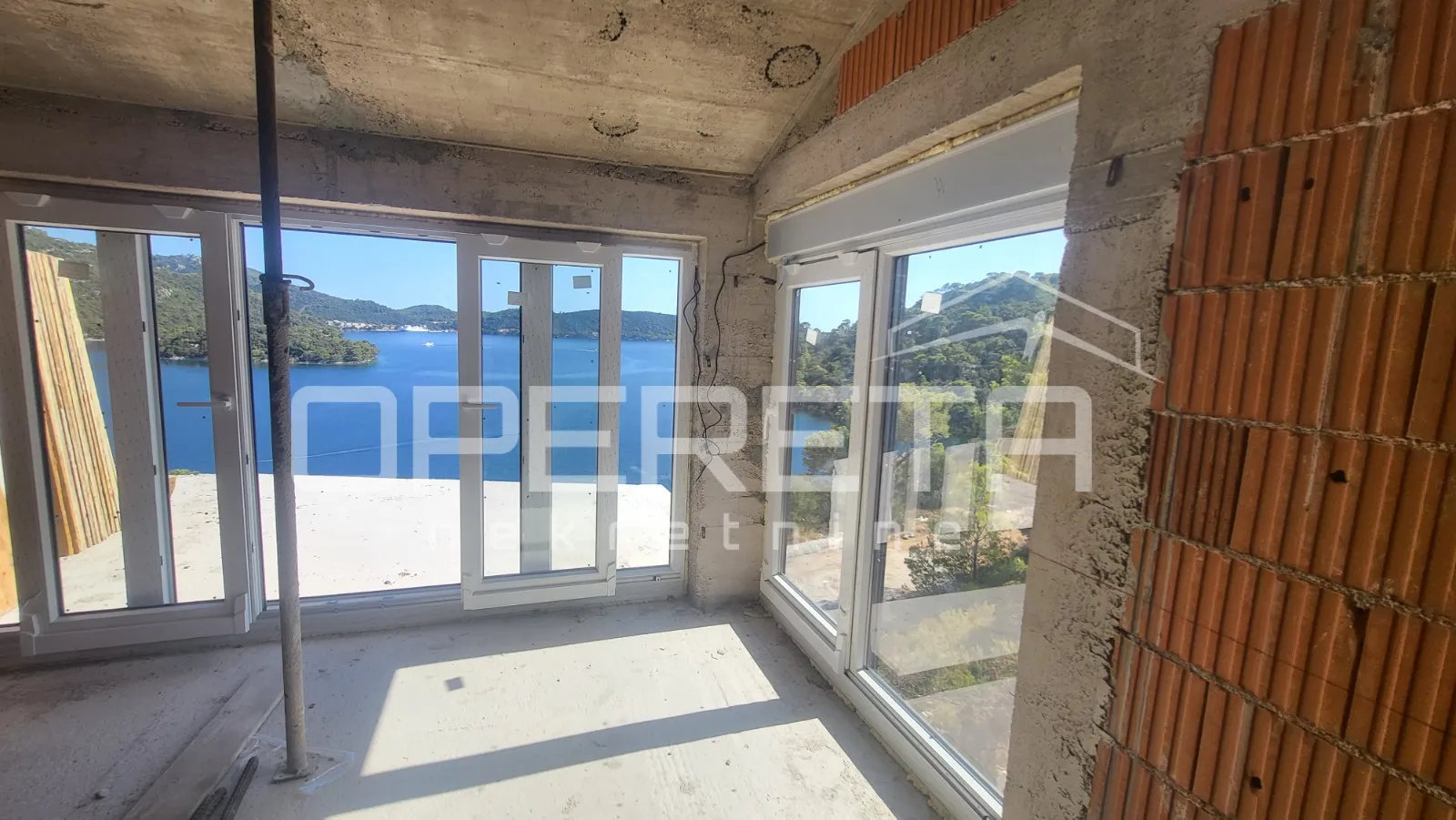 luksuzni dvoetažni stan na lastovu s pogledom na more - slika 3
