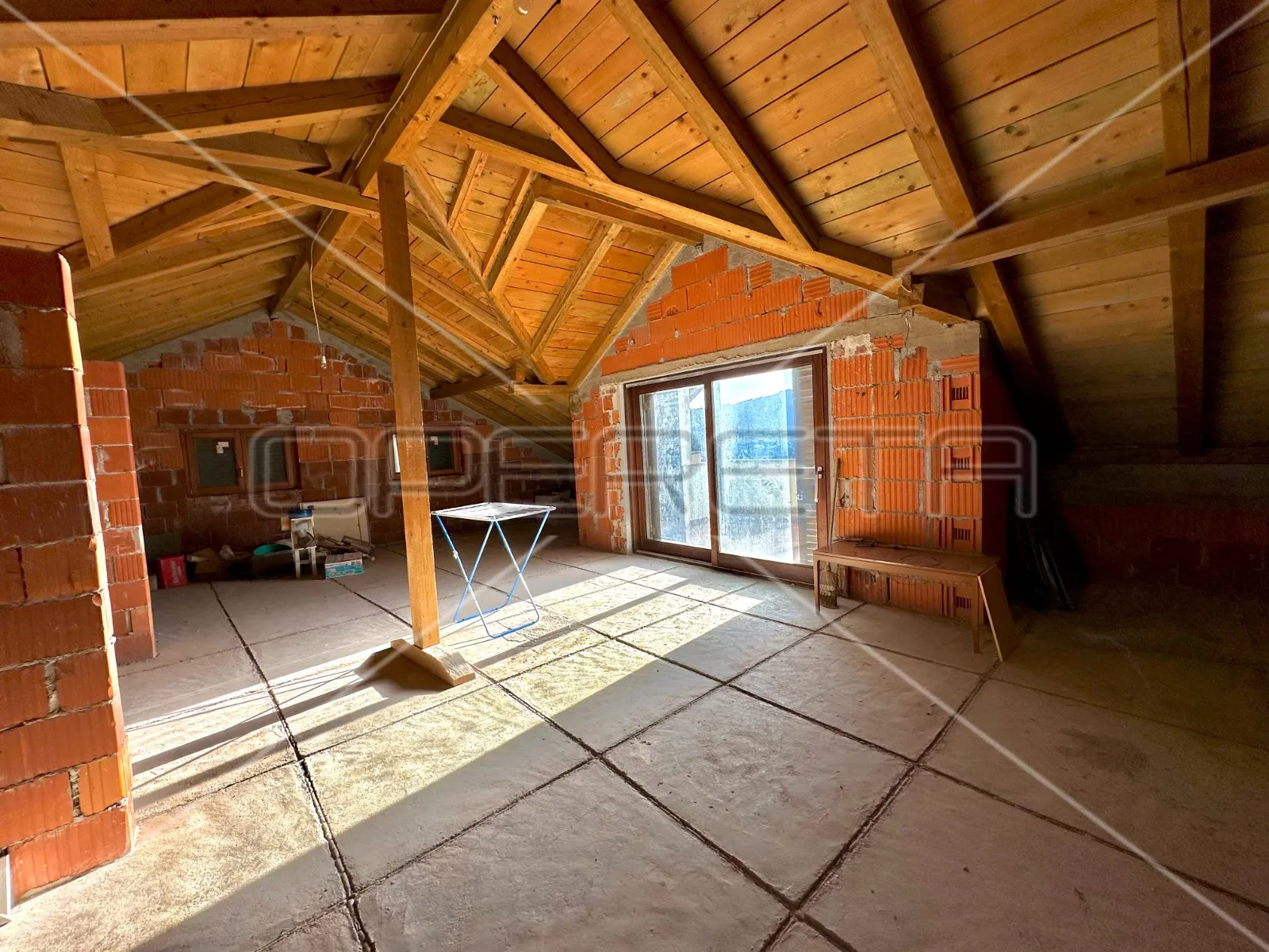 kuća na 80 m od mora sa 6 stanova, tisno, 350 m2 - slika 26
