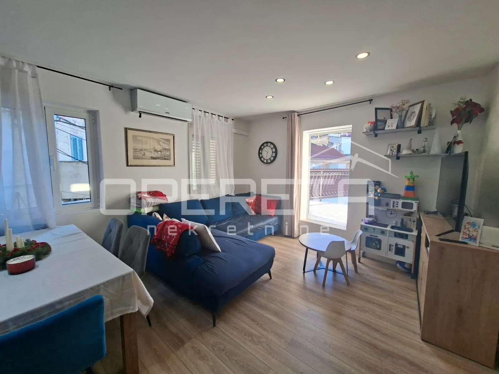 Luksuzan stan u centru grada, 2 sobe , balkon - Dobri