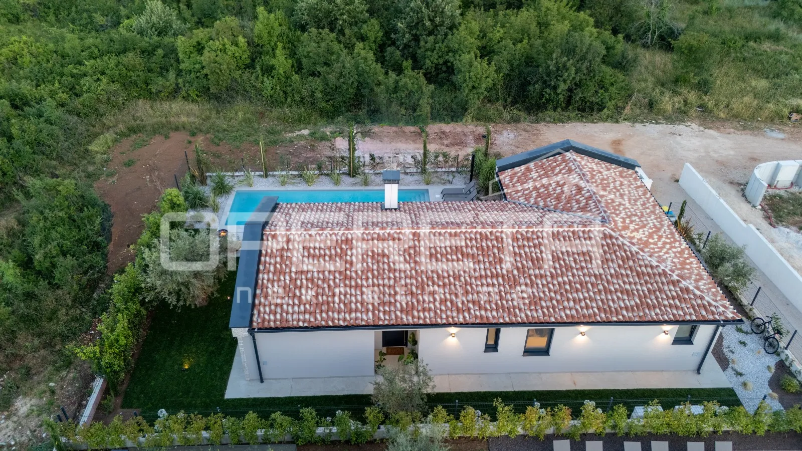 istra, tar- luksuzna dizajnerski uređena vila s bazenom - slika 18