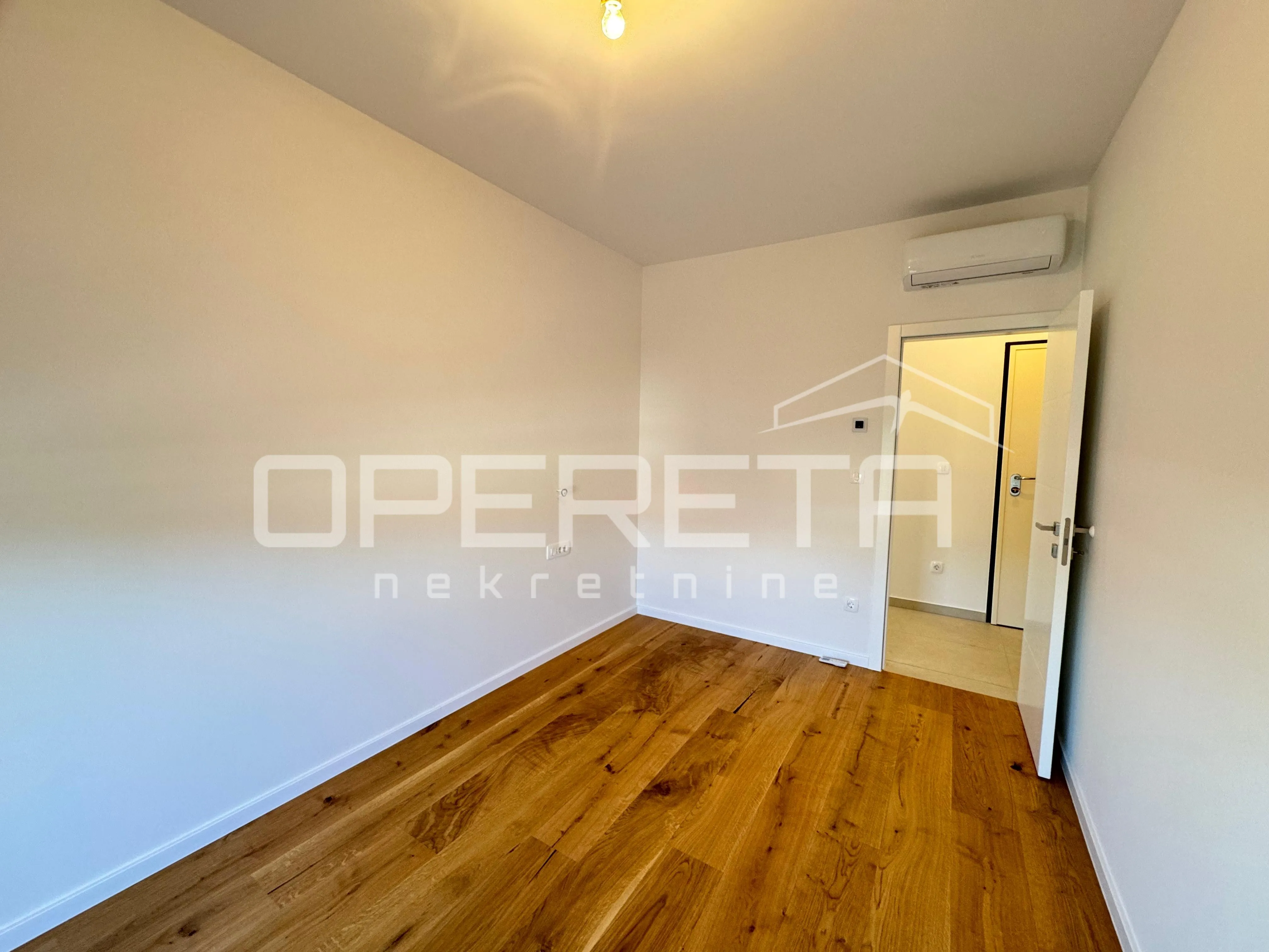 sunčan dvosoban stan s pogledom na more i krovnom terasom (68 m²) – 2 min od pla - slika 8