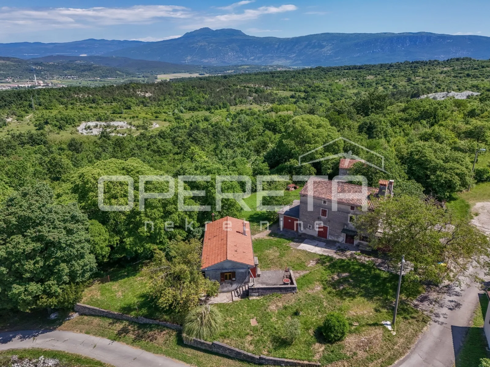 Idilično imanje od 23900m2 kraj Labina (Građ 2.848 m² +Poljoprivredno zemljište: - Šumber