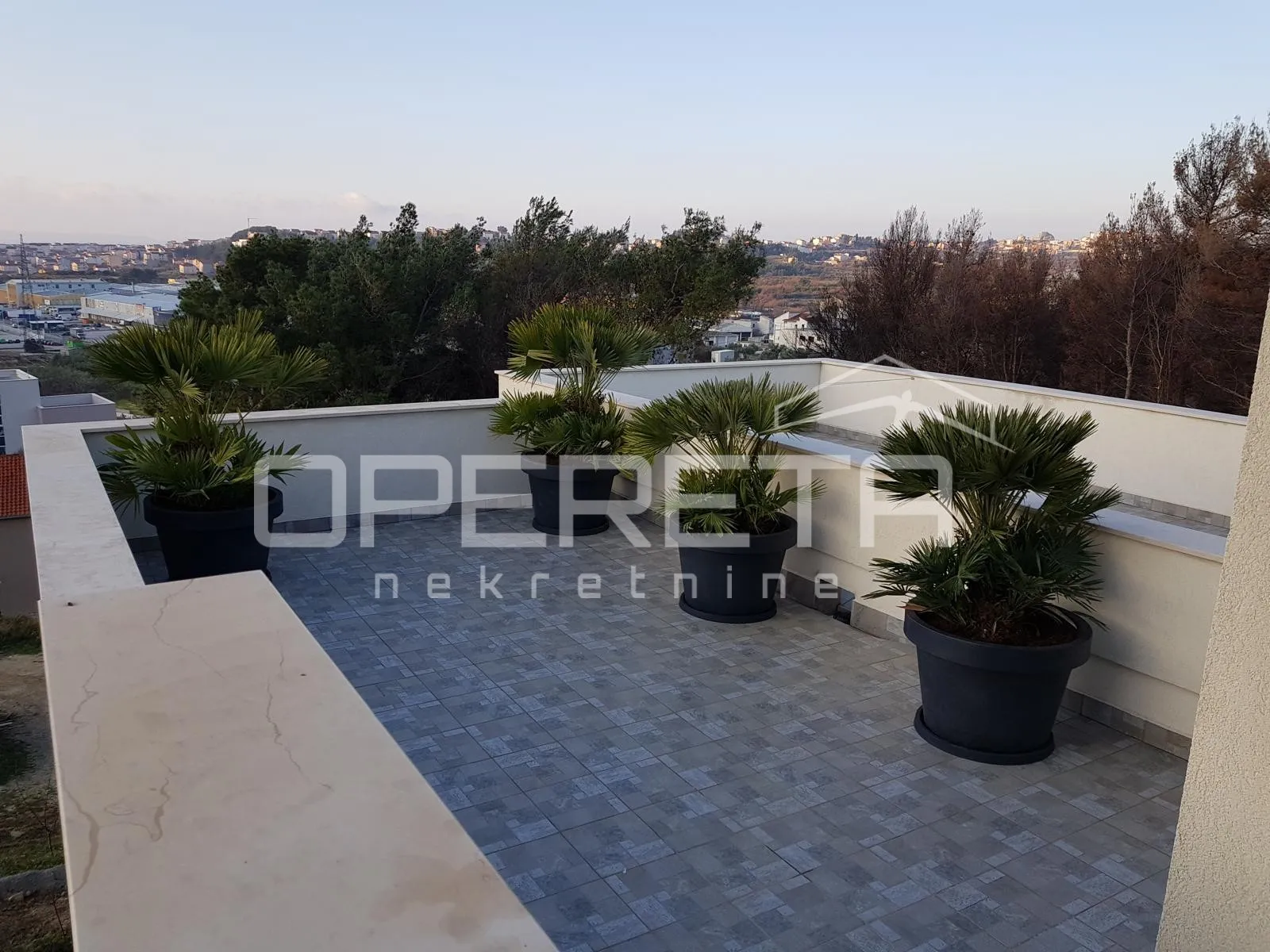 split,žrnovnica- prostrana kuća s otvorenim pogledom i mediteranskim ugođajem - slika 15