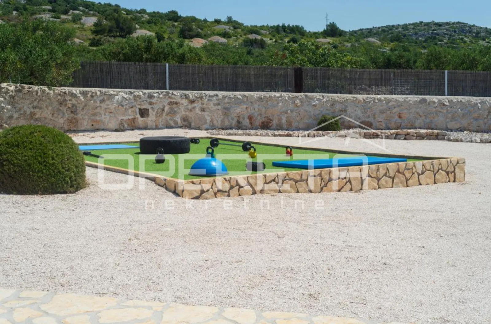 brač, milna - raznovrsno imanje s bazenom i sportskim sadržajima - slika 7