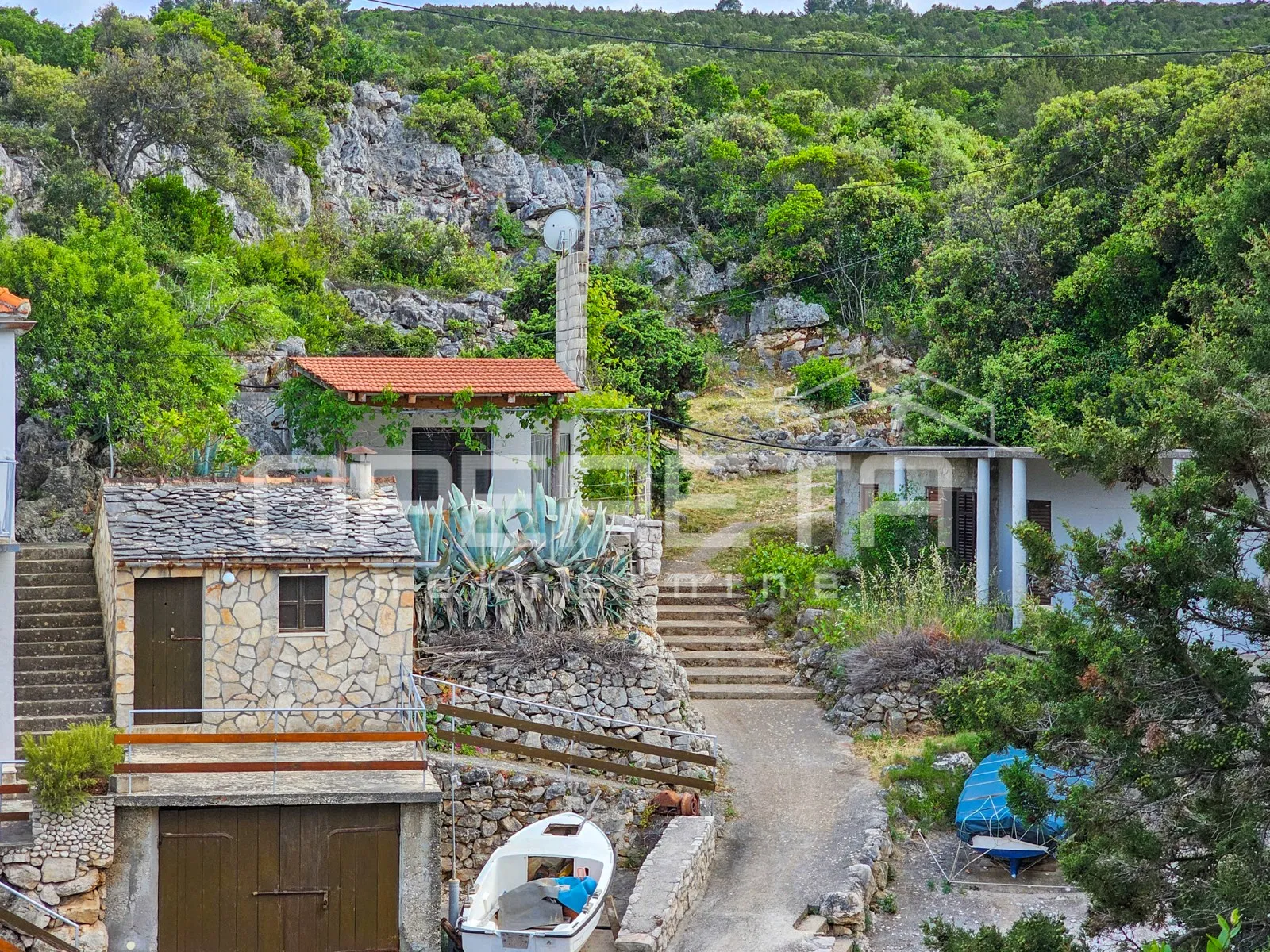 građevinsko zemljište s objektom u prvom redu do mora, zastražišće, hvar - slika 4
