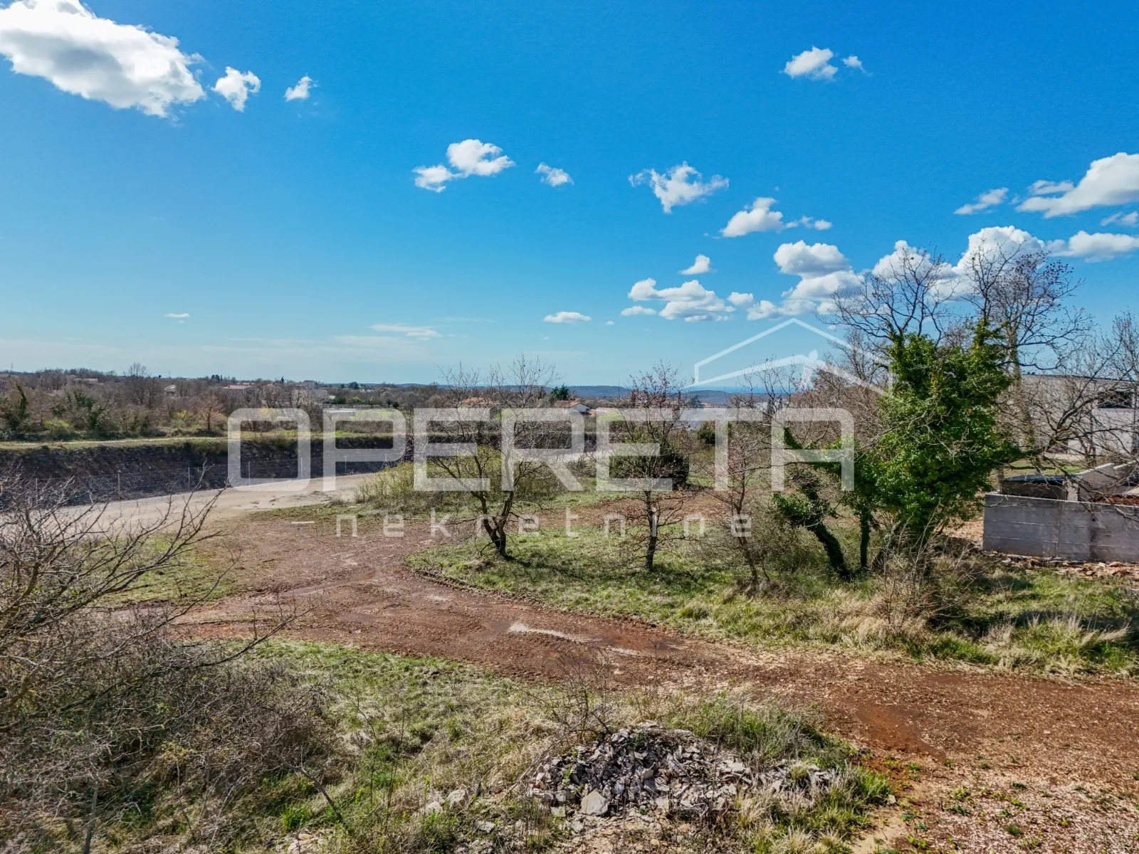 građevinsko zemljište 658m2 kanfanar s pogledom na more - slika 2
