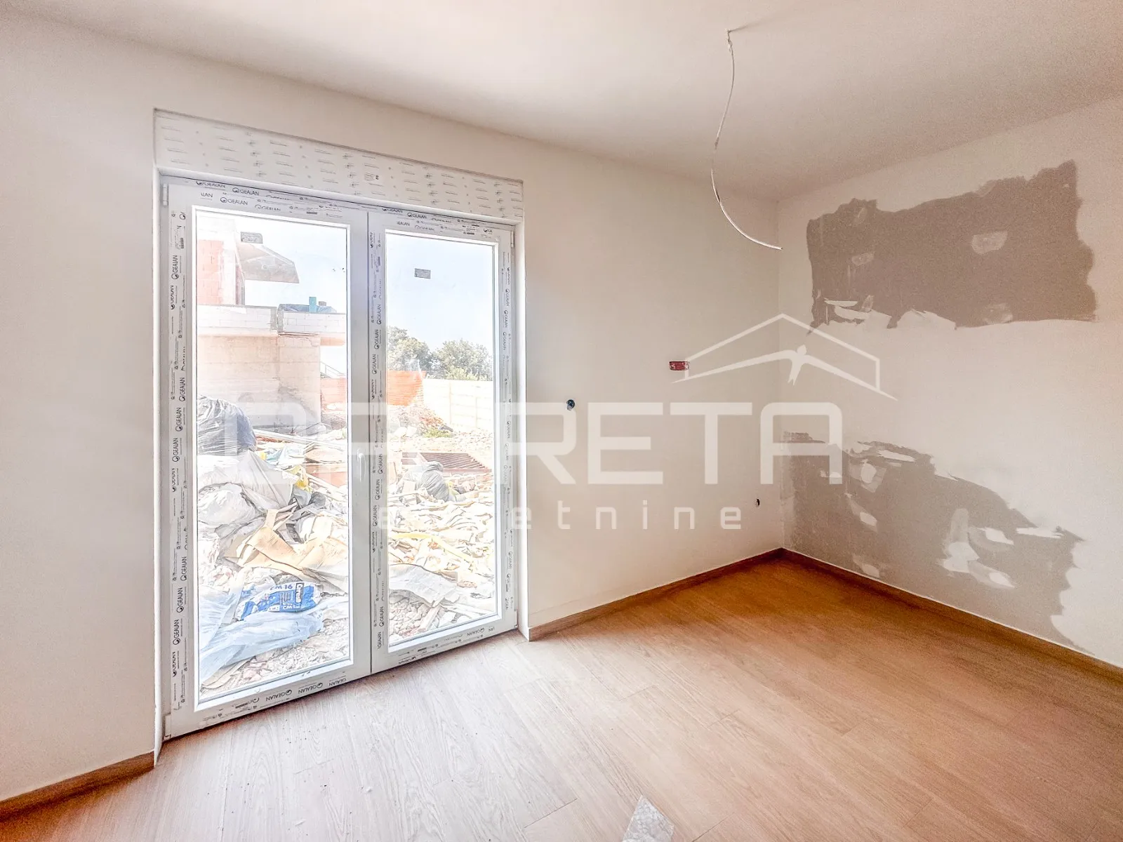 stan s bazenom i vrtom u stivašnici, 260,40 m2 - slika 6