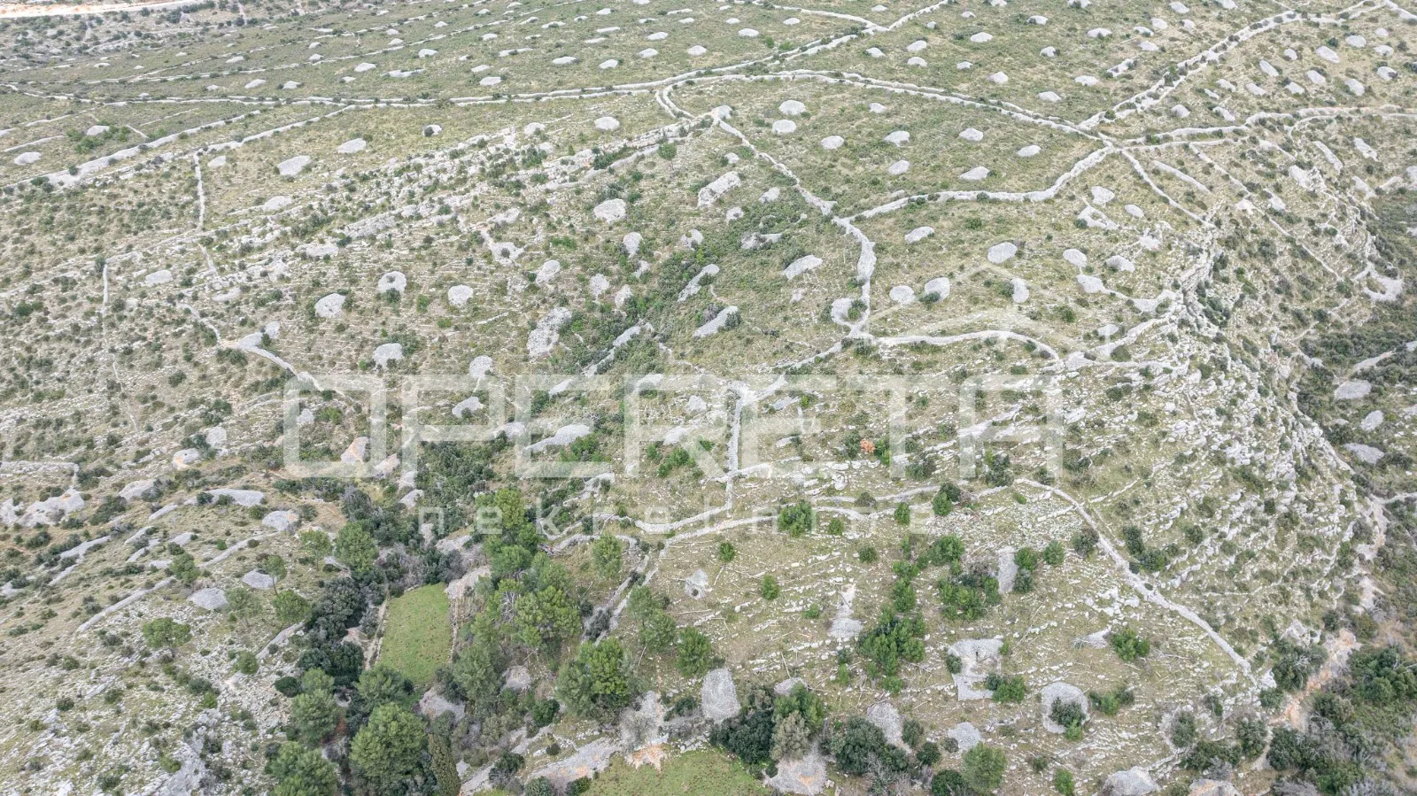 prostrano poljoprivredno zemljište od 25,928 m2 na otoku braču - slika 5