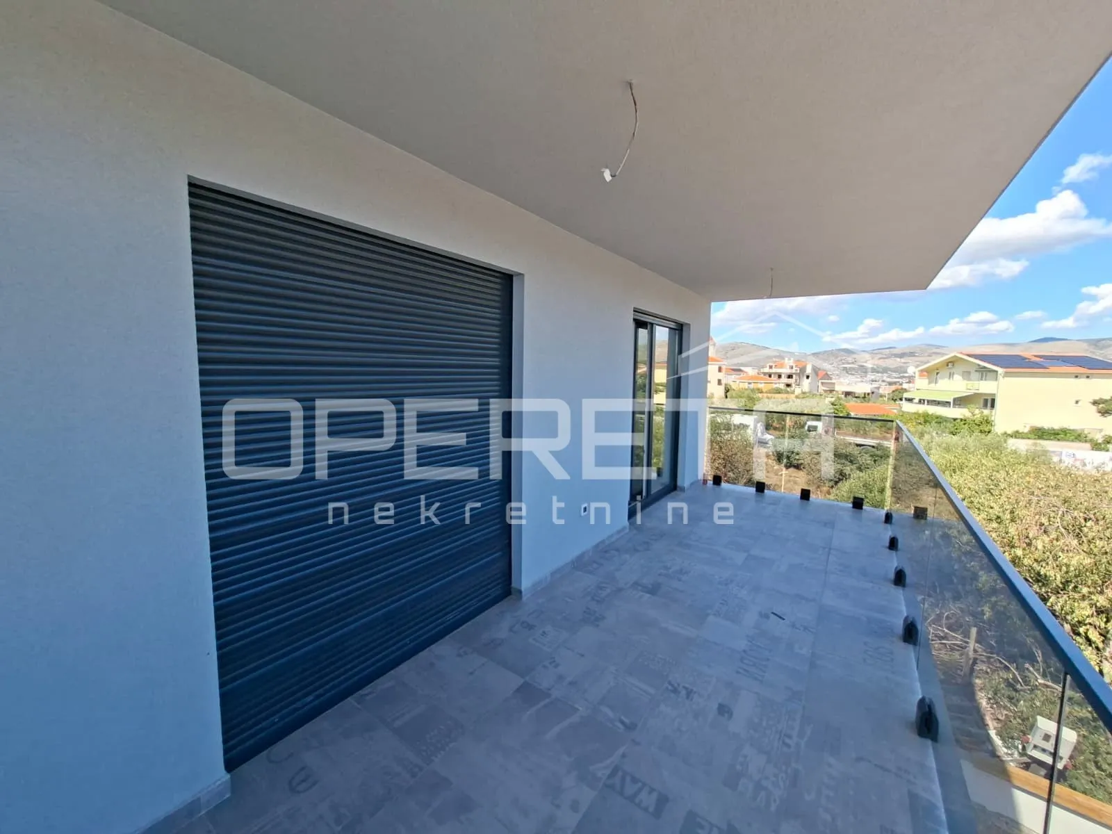 novoizgrađeni dvosobni apartman, krovna terasa, pogled na more, okrug - slika 9