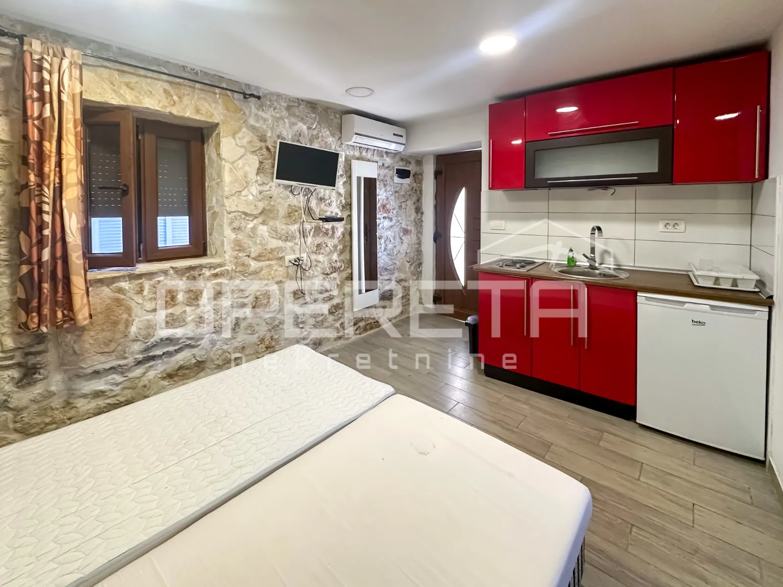 Kuća s dva apartmana u centru Tisna – 50 m od mora - Tisno