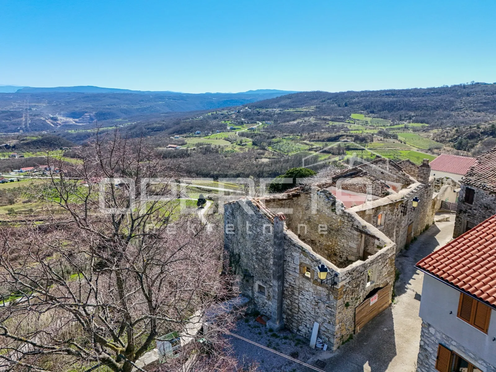 tri kuće u nizu za renovaciju na izvrsnoj lokaciji s panoramskim pogledom - slika 3