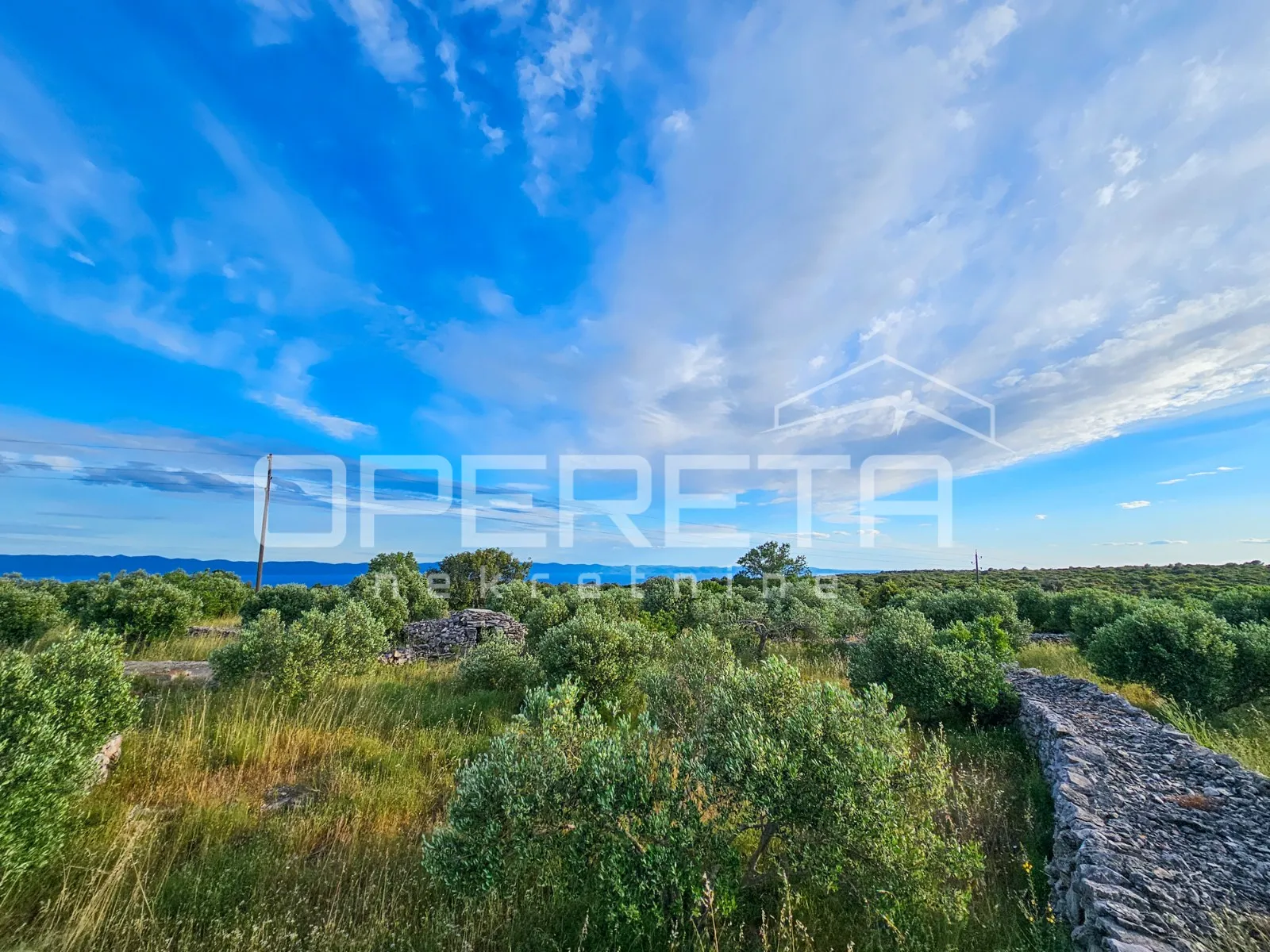 veliko poljoprivredno imanje na vrhu hvara s panoramskim pogledom - slika 13