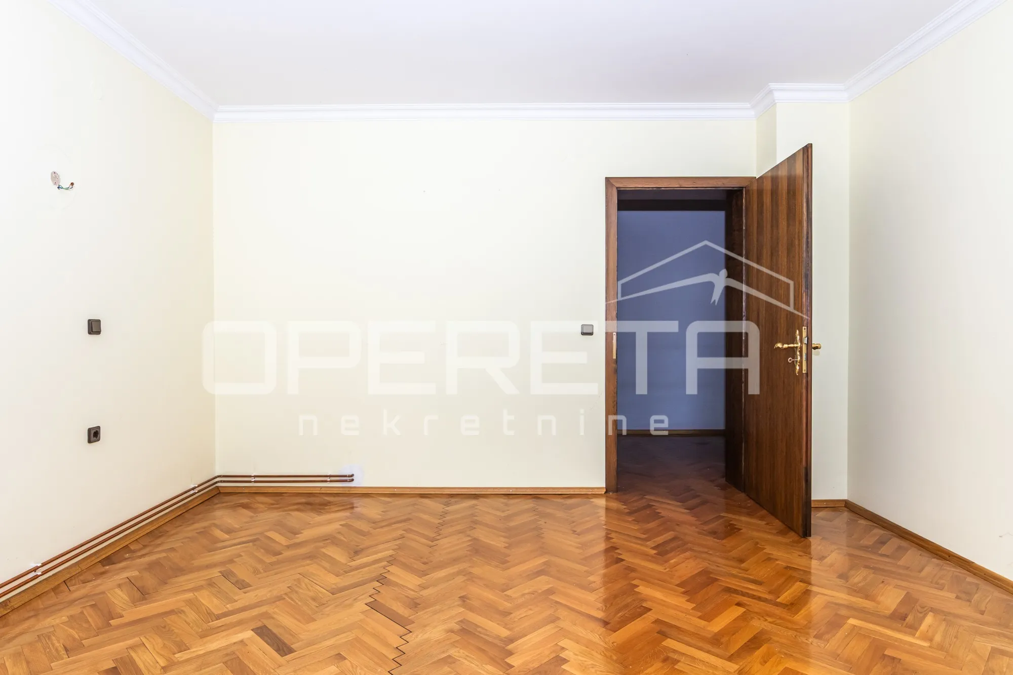 prodajemo prostranu obiteljsku kuću na parceli od 2.265m2 u gajnicama, zagreb, i - slika 40