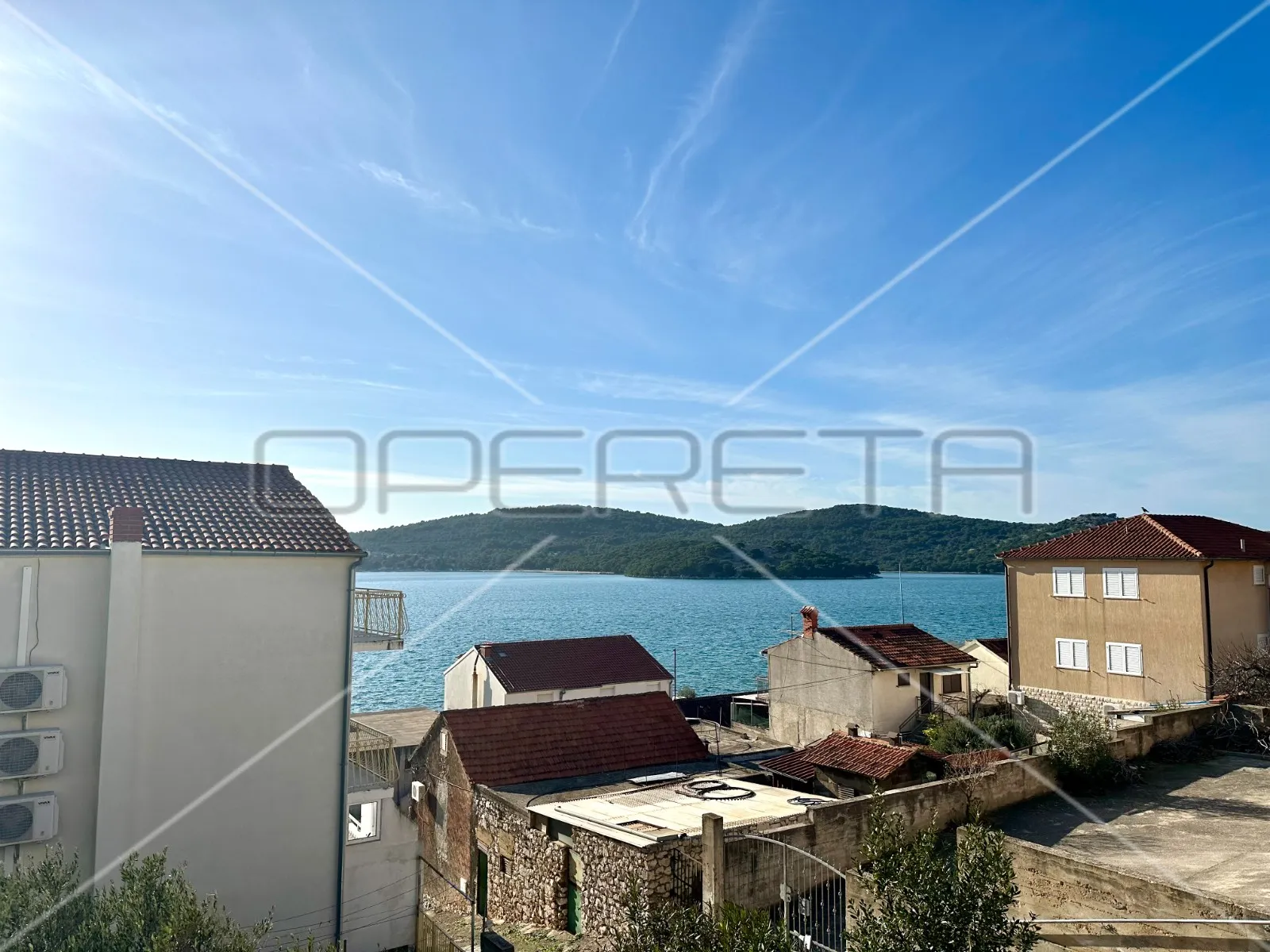 kuća na 80 m od mora sa 6 stanova, tisno, 350 m2 - slika 32