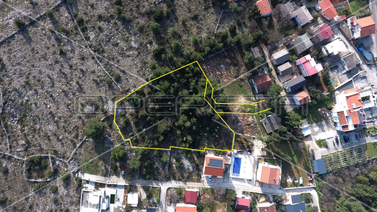Građevinsko zemljište sa borovom šumom u centru Starigrada, 4081m2