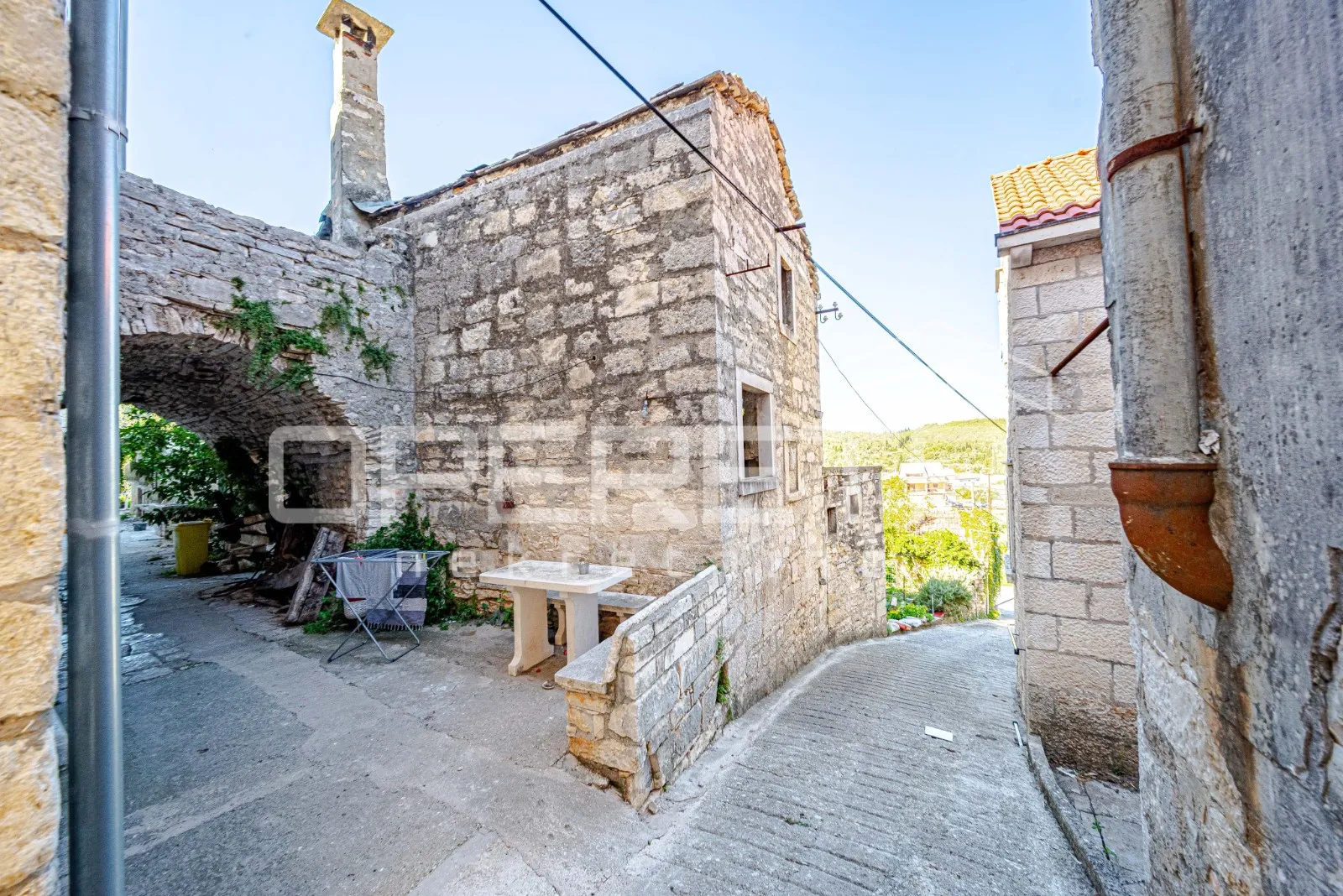 šarmantne kamene kuće za obnovu u srcu žrnova, korčula - slika 12