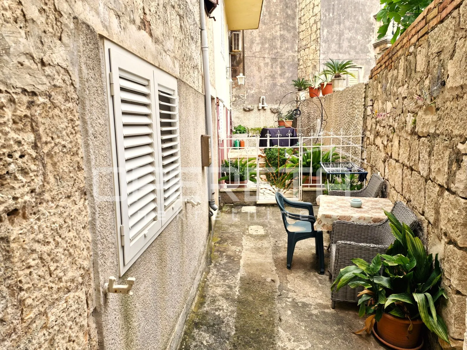 obiteljska kuća u mirnom dijelu grada korčule - slika 5