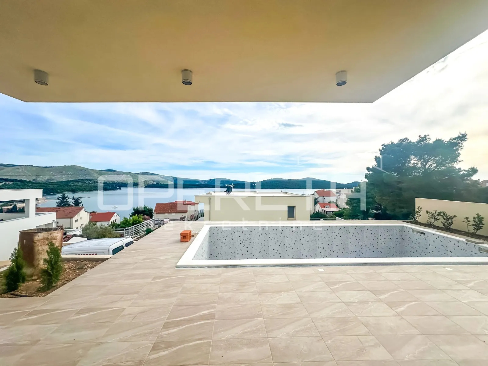 moderna vila s bazenom i pogledom na more – 150 m od plaže - slika 6