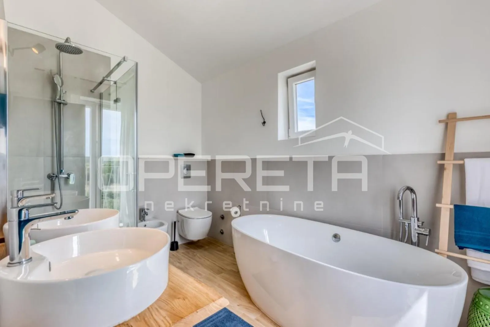 prava mediteranska vila, 250m2, s pogledom na more i unutarnjim, grijanim bazeno - slika 10