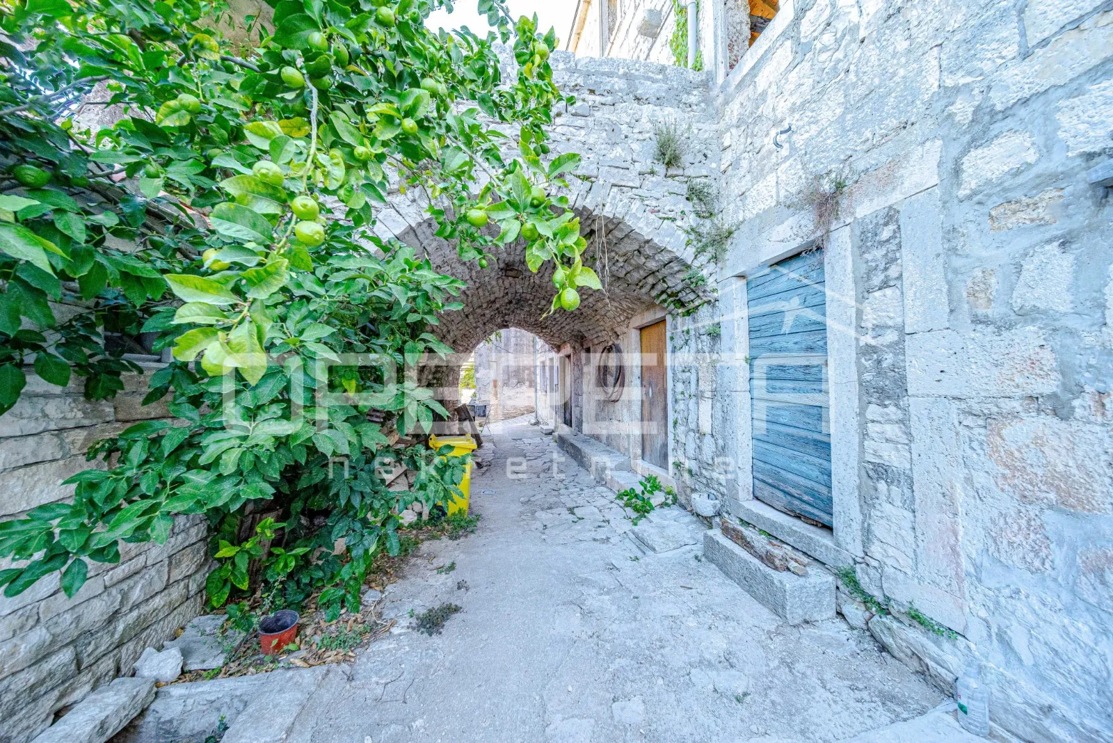 šarmantne kamene kuće za obnovu u srcu žrnova, korčula - slika 13