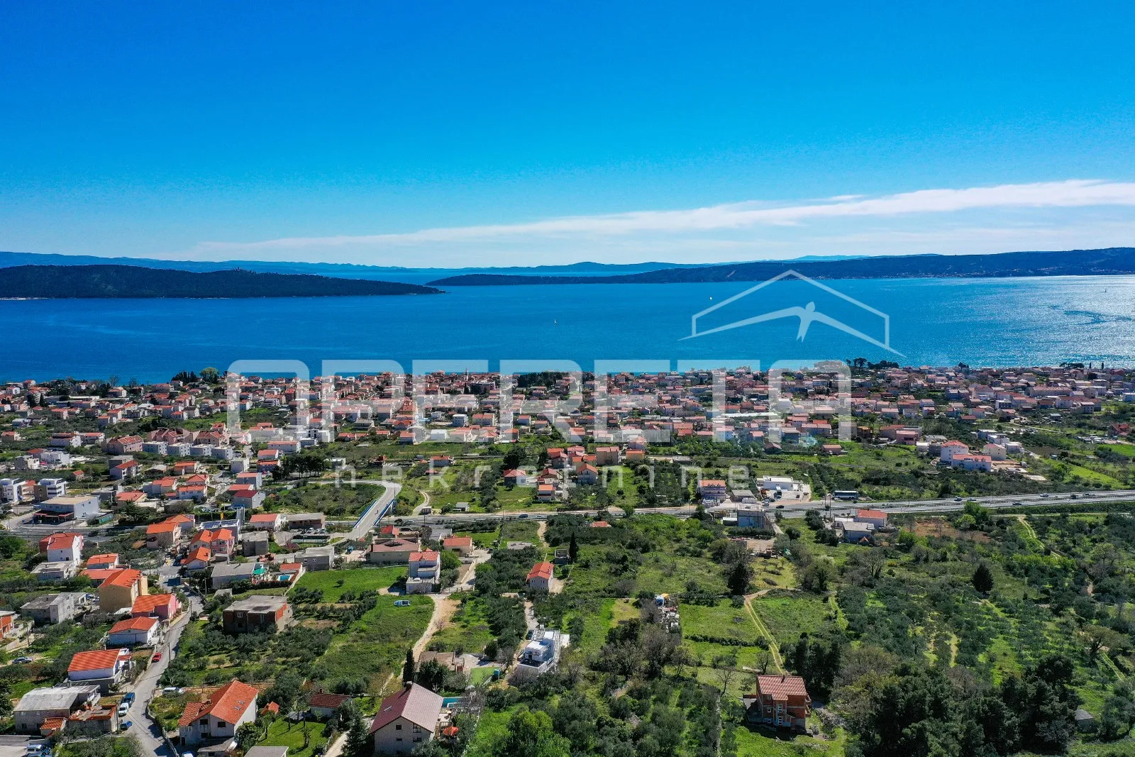 uronjena u zelenilo, okrenuta moru-vila koja priča svoju priču - slika 24