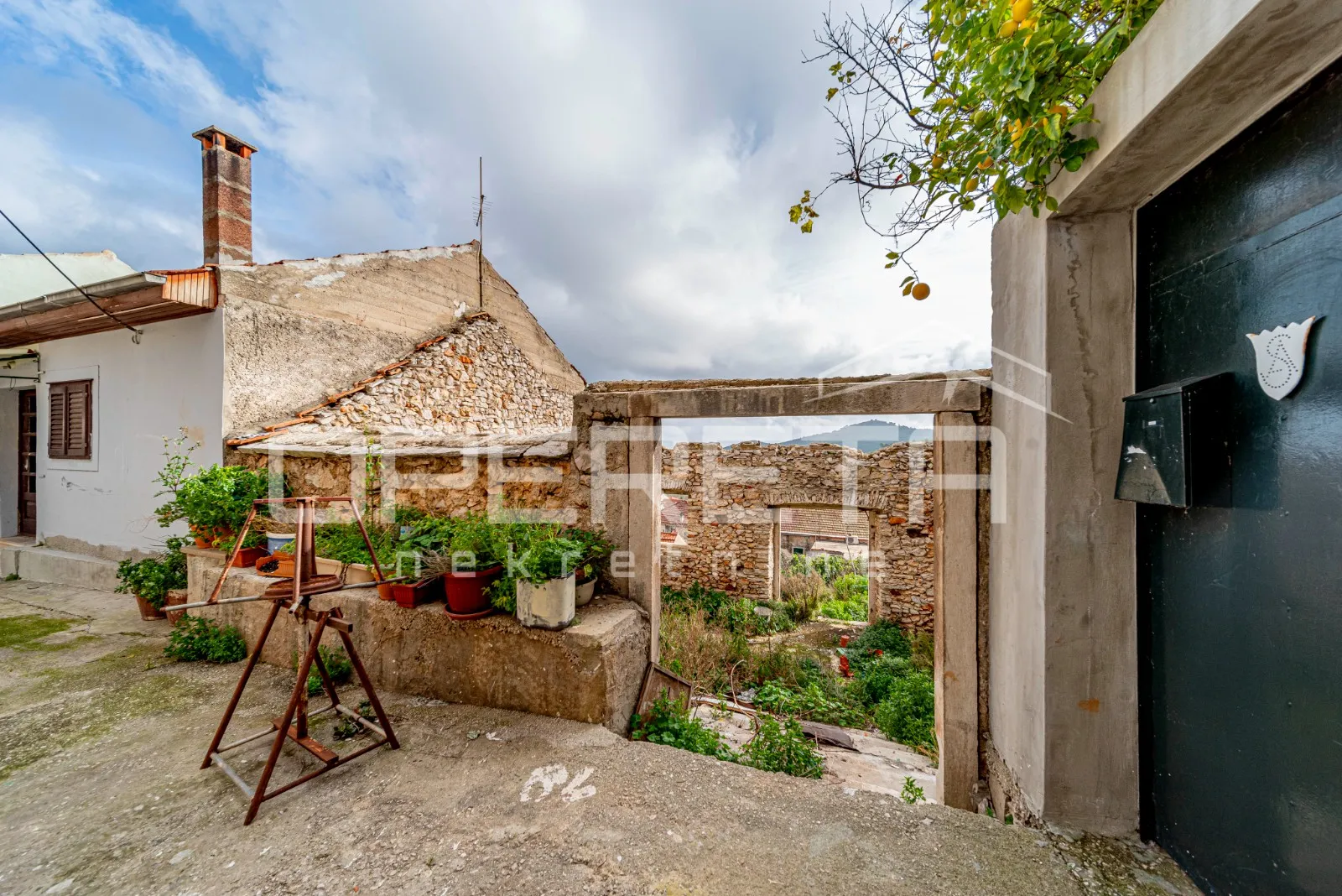 idealna prilika: kamene kuće za renovaciju s velikim vrtom i pogledom - slika 5