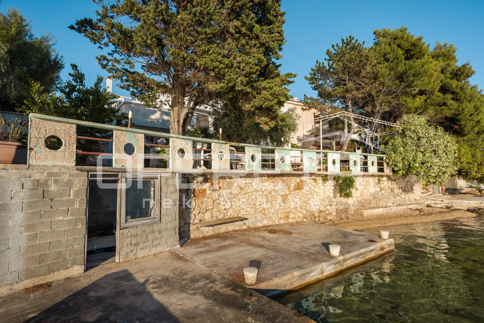 stara novalja - 6 etažiranih apartmana prvi red do mora - slika 32