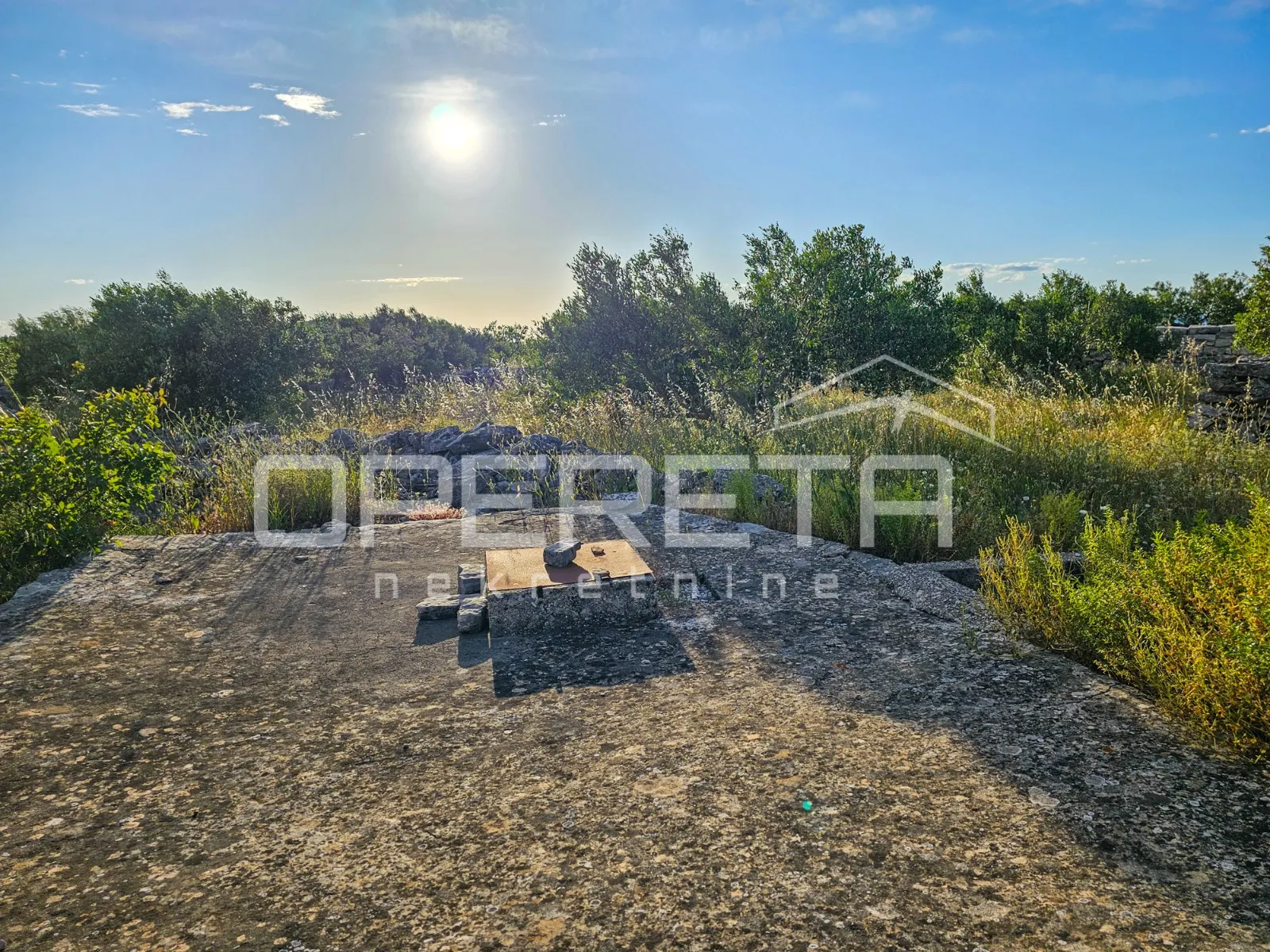 veliko poljoprivredno imanje na vrhu hvara s panoramskim pogledom - slika 18