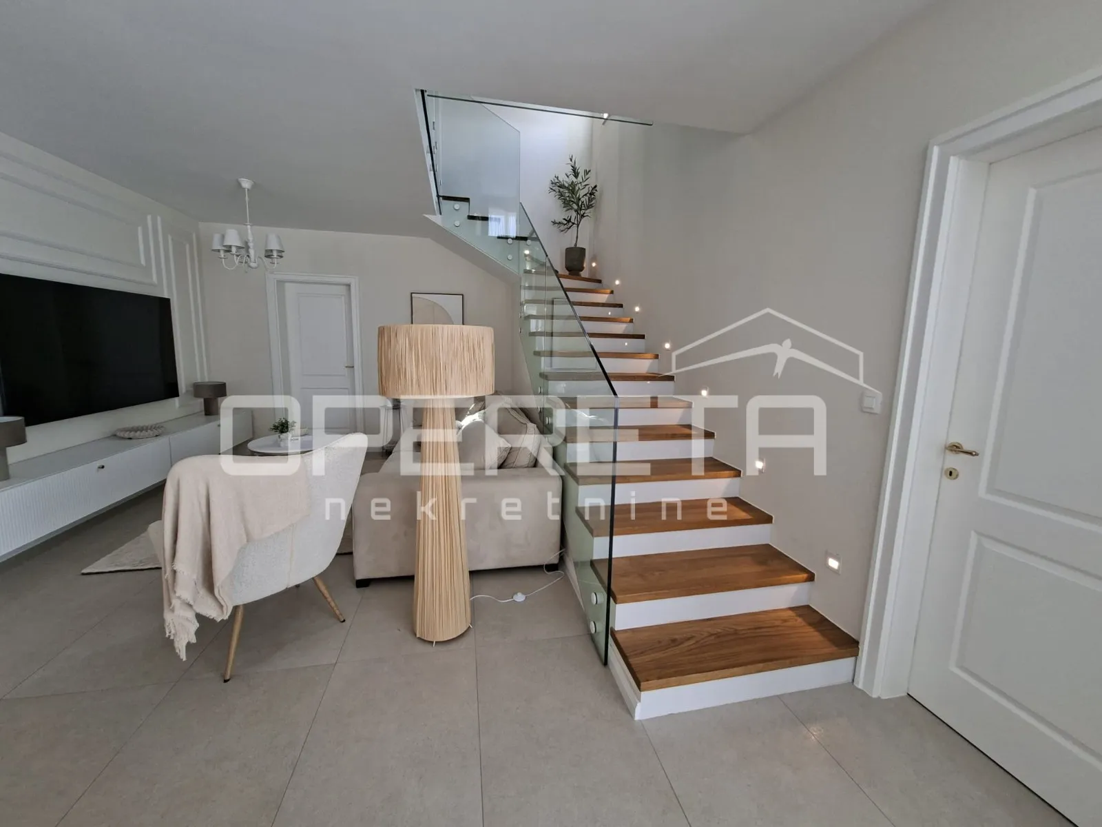 luksuzna vila s bazenom, pogledom na more i privatnim vrtom - slika 12