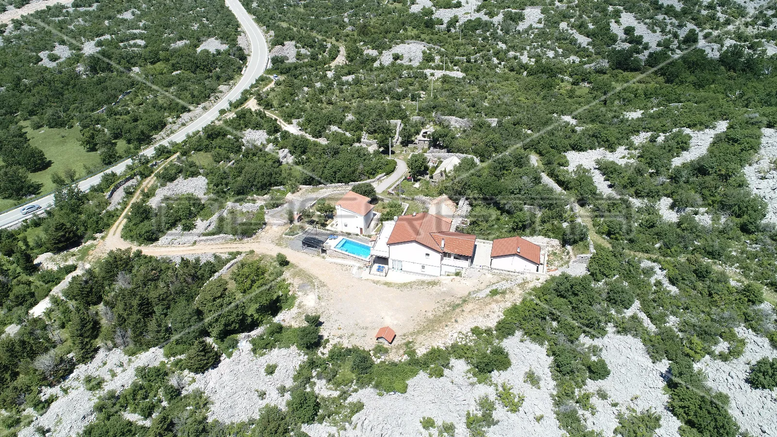 impresivna i izolirana kuća s bazenom u parku prirode velebit - slika 11