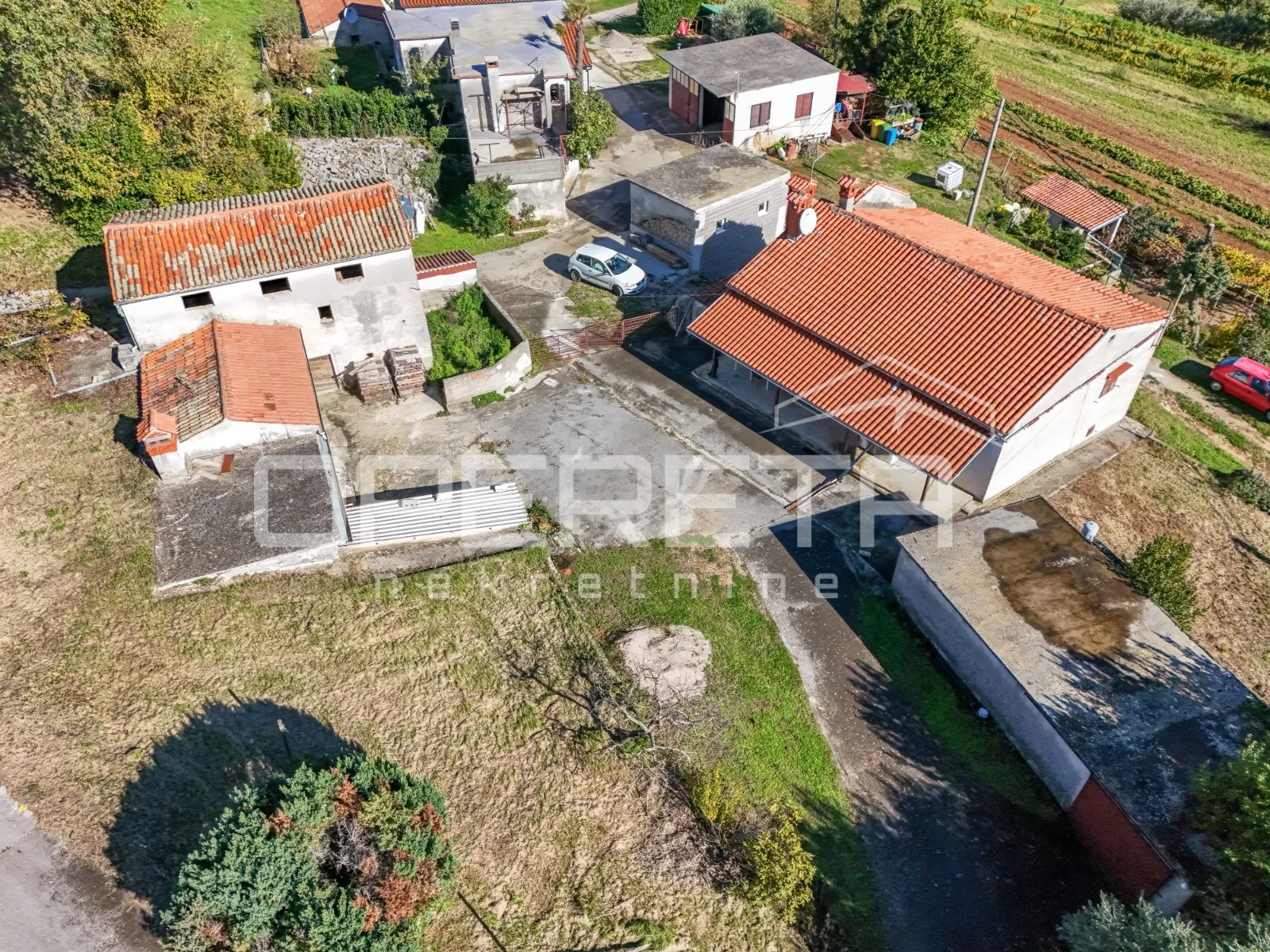 istra, pićan- imanje s kućom i 4 dodatna objekta - slika 7
