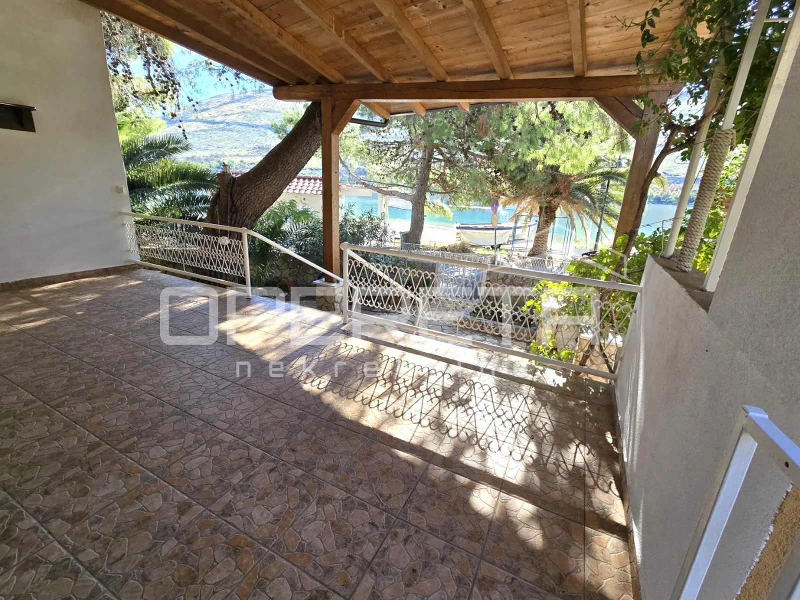 kuća s okućnicom, prvi red do mora! - slika 8