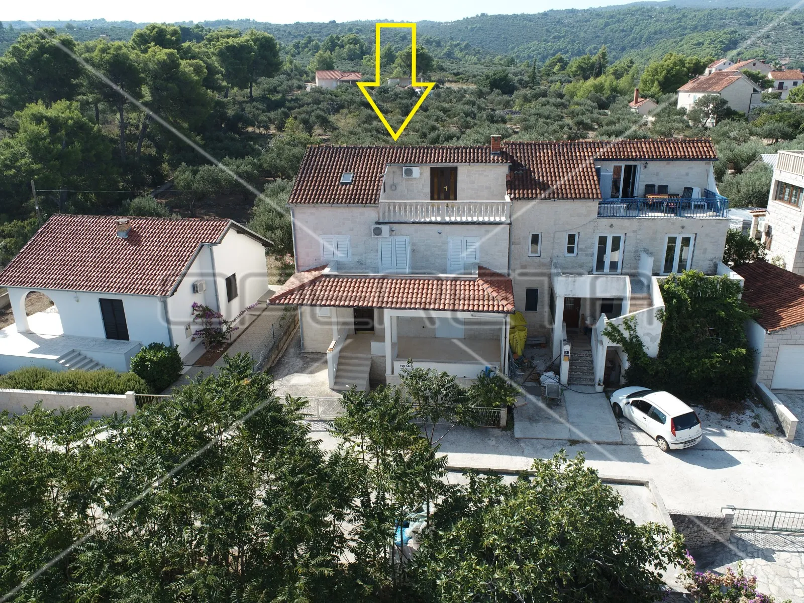 kamena apartmanska kuća s prekrasnim pogledom na more i maslinikom, splitska oto - slika 7