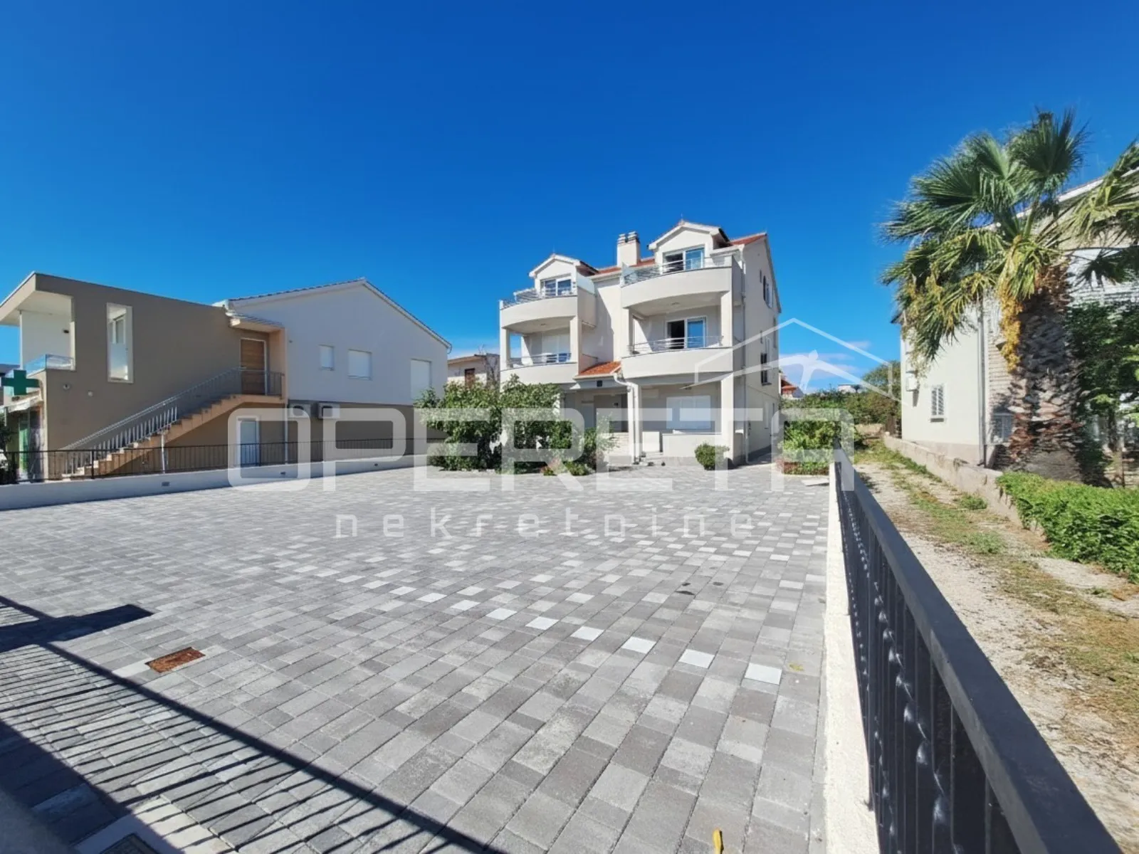 prvi red do mora, 6 apartmana, rogoznica! - slika 3