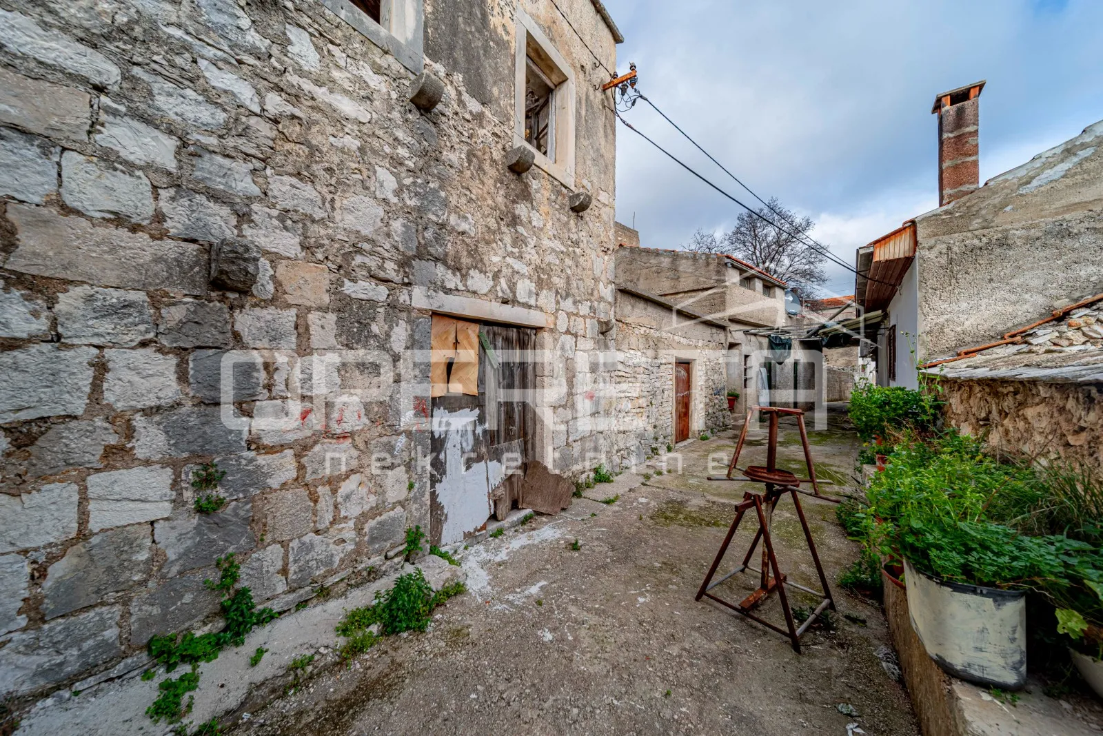 idealna prilika: kamene kuće za renovaciju s velikim vrtom i pogledom - slika 4
