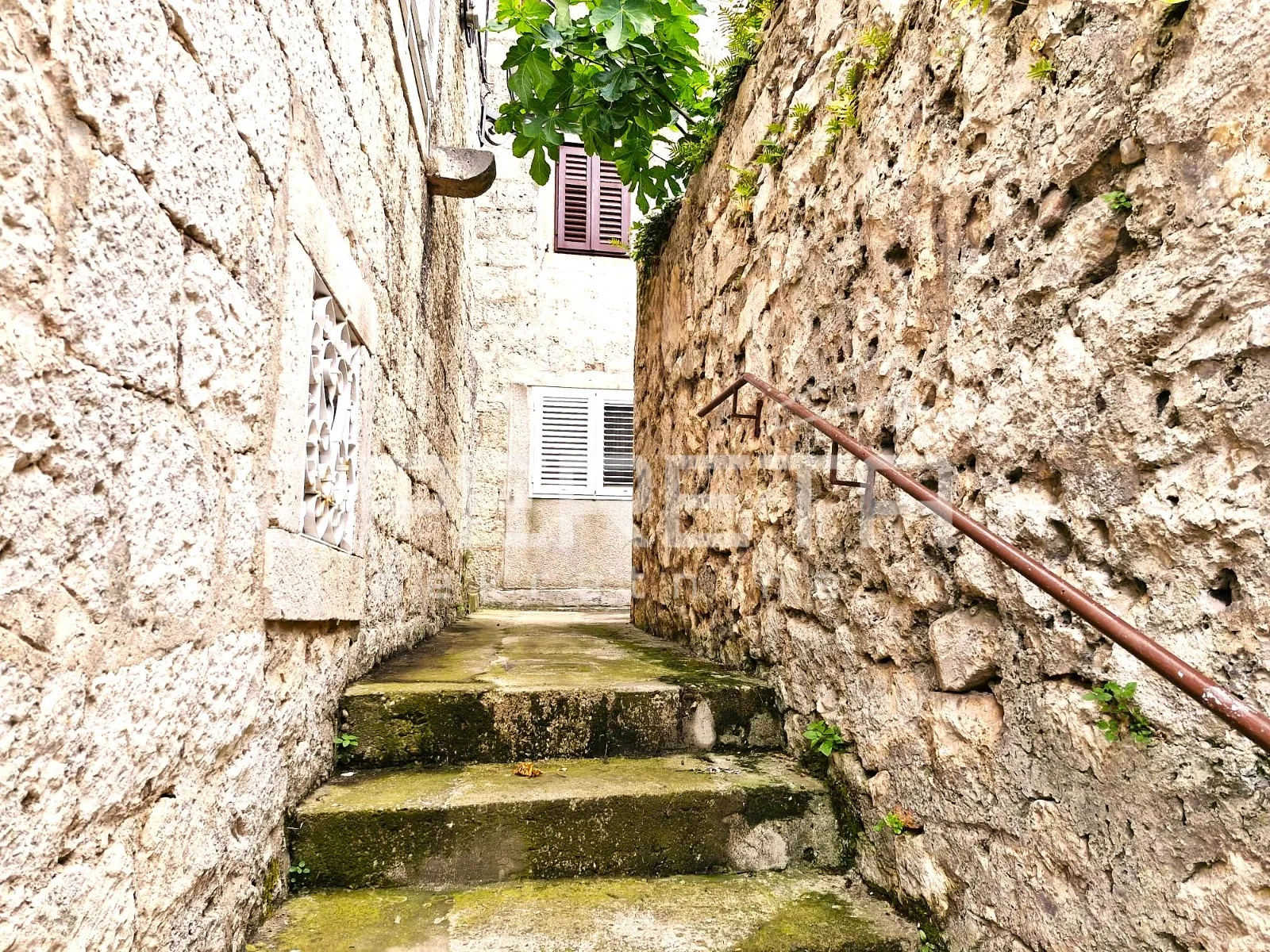 obiteljska kuća u mirnom dijelu grada korčule - slika 18
