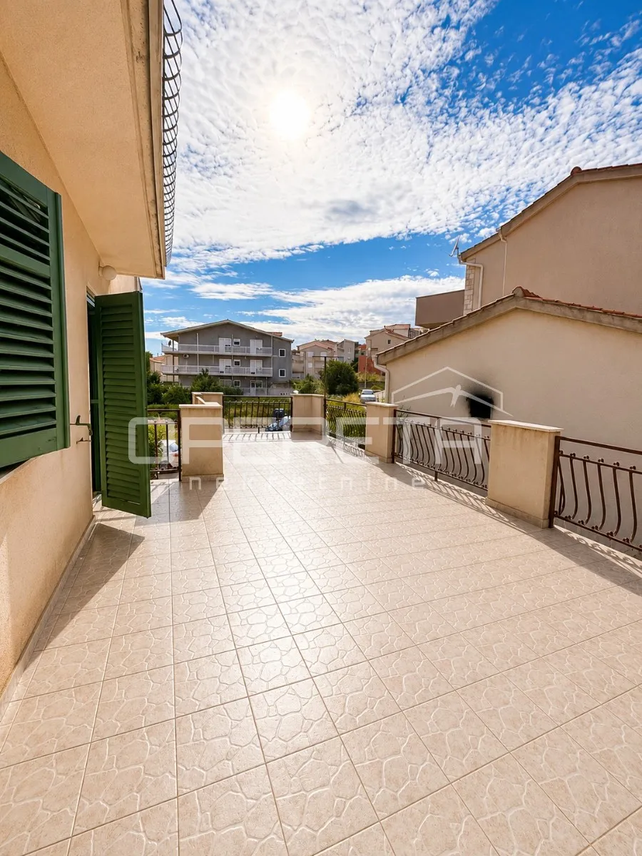 .stan 90 m² s 3 sobe, terasom i parking mjestom - slika 4