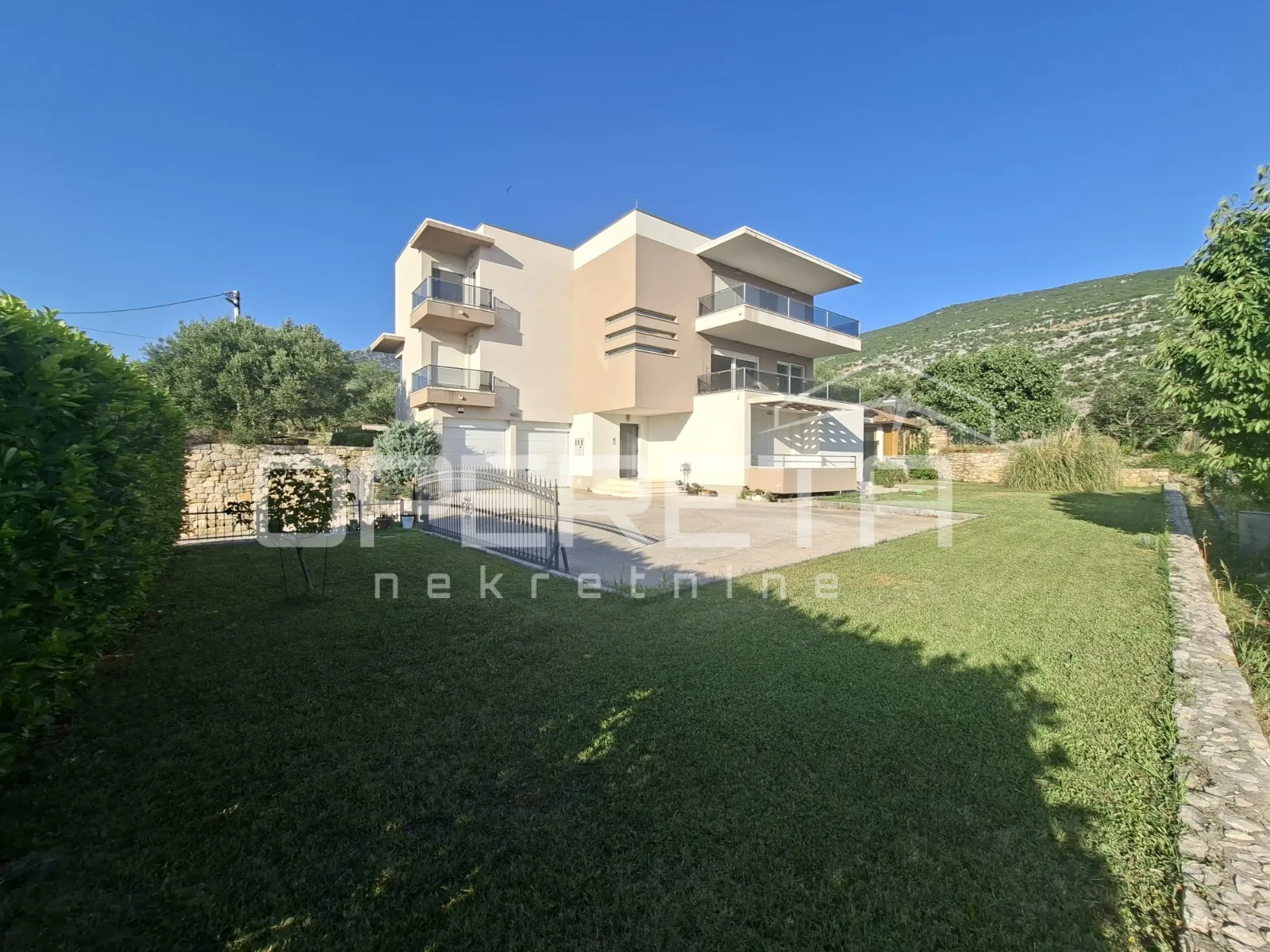 Villa s bazenom, zatvorenim kominom i pogledoma na Split - Klis