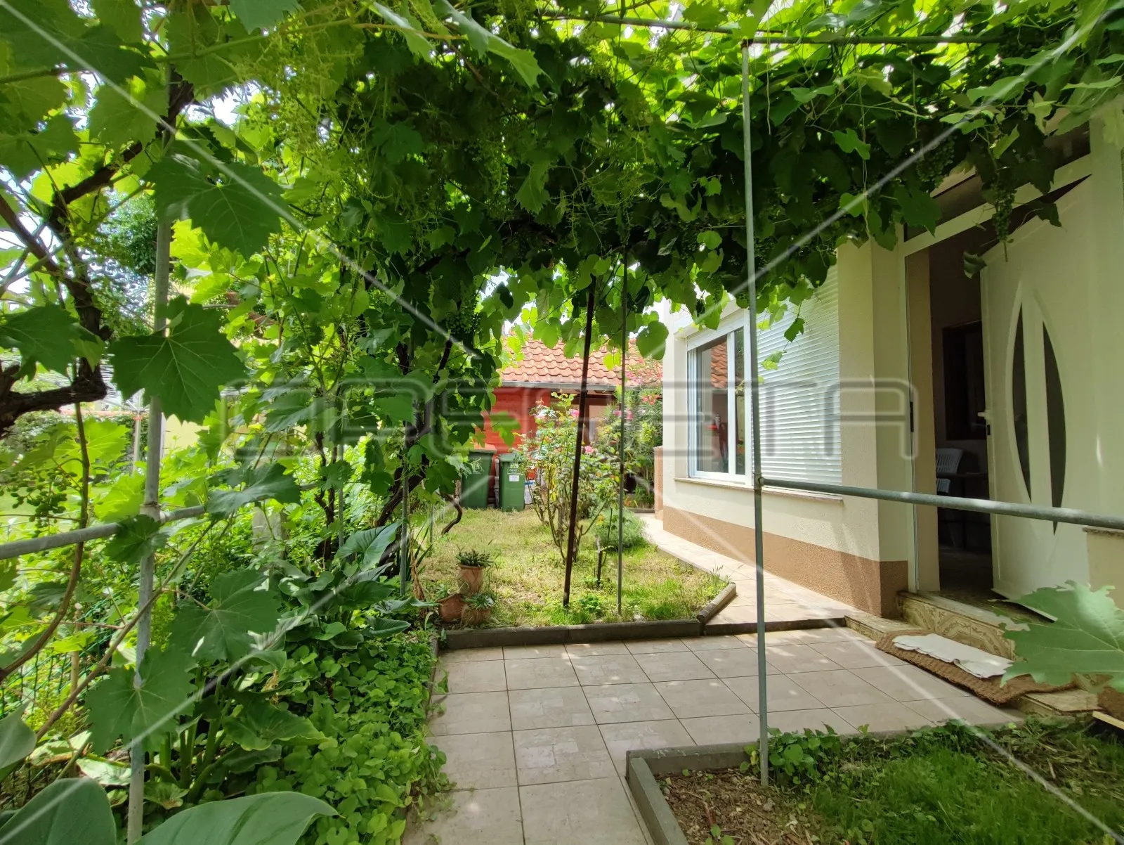 kuća sa dva stana i vrtom, blizina mora, sabunike-nin, zadar - slika 2