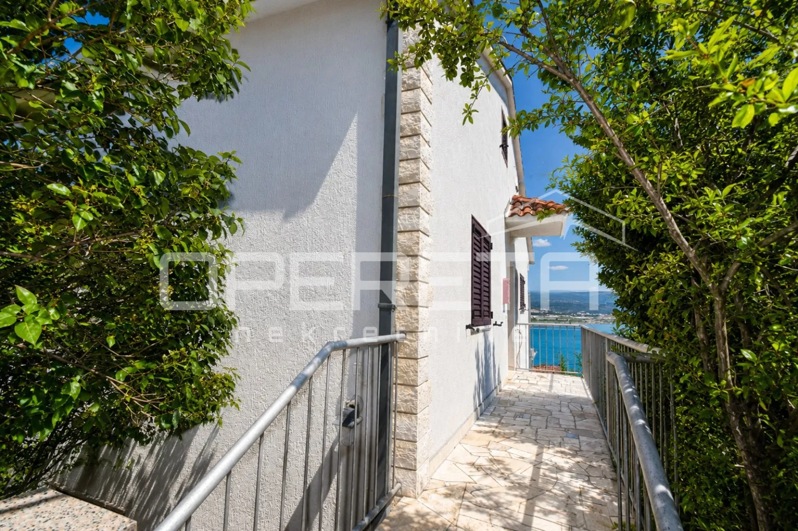 trogir – 2s stan s pogledom na more, terasama i parkingom - slika 9