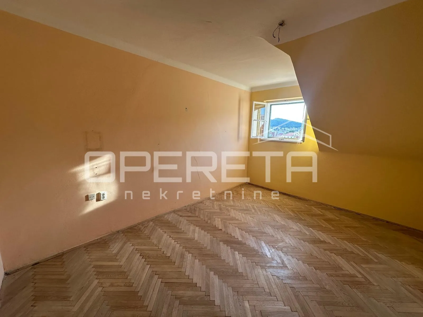 trosobni stan u centru splita – renovacija, visoki stropovi - slika 3