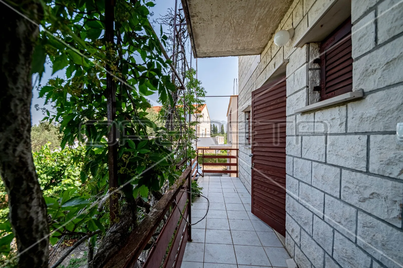 kuća sa 7 apartmana, 250 m do mora, lumbarda - slika 10