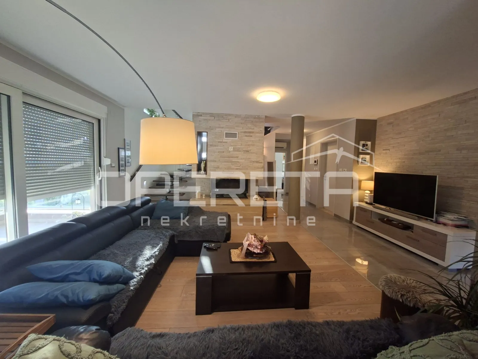 villa s bazenom, zatvorenim kominom i pogledoma na split - slika 4