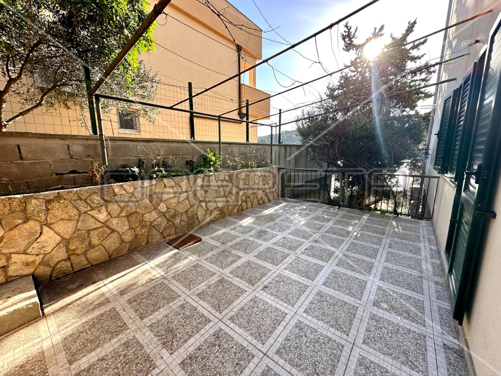 kuća na 80 m od mora sa 6 stanova, tisno, 350 m2 - slika 10