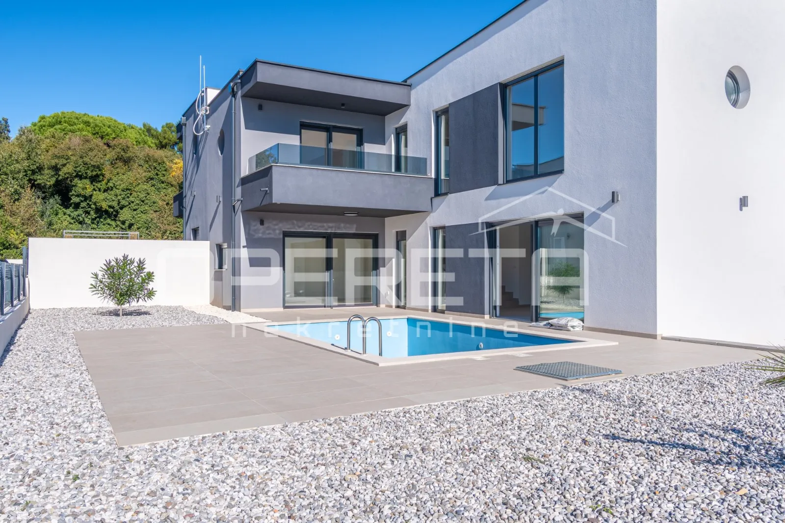 Moderna dvojna kuća u Ližnjanu s bazenom – savršena za odmor i investiciju!