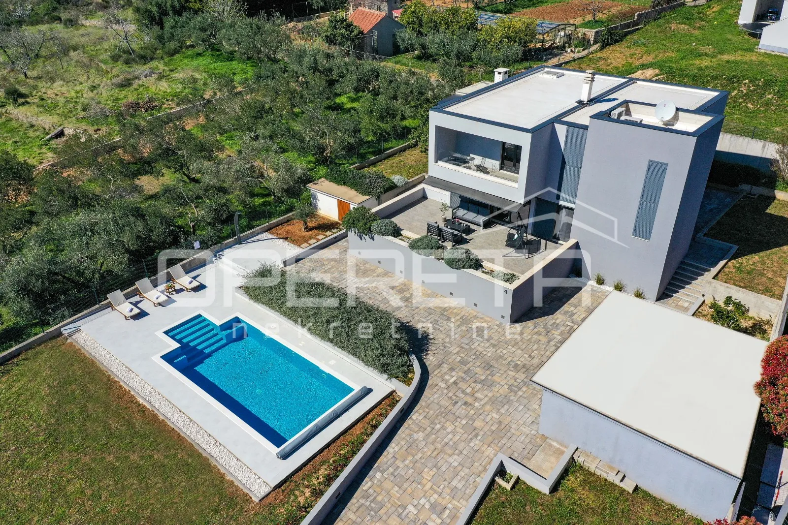 uronjena u zelenilo, okrenuta moru-vila koja priča svoju priču - slika 30