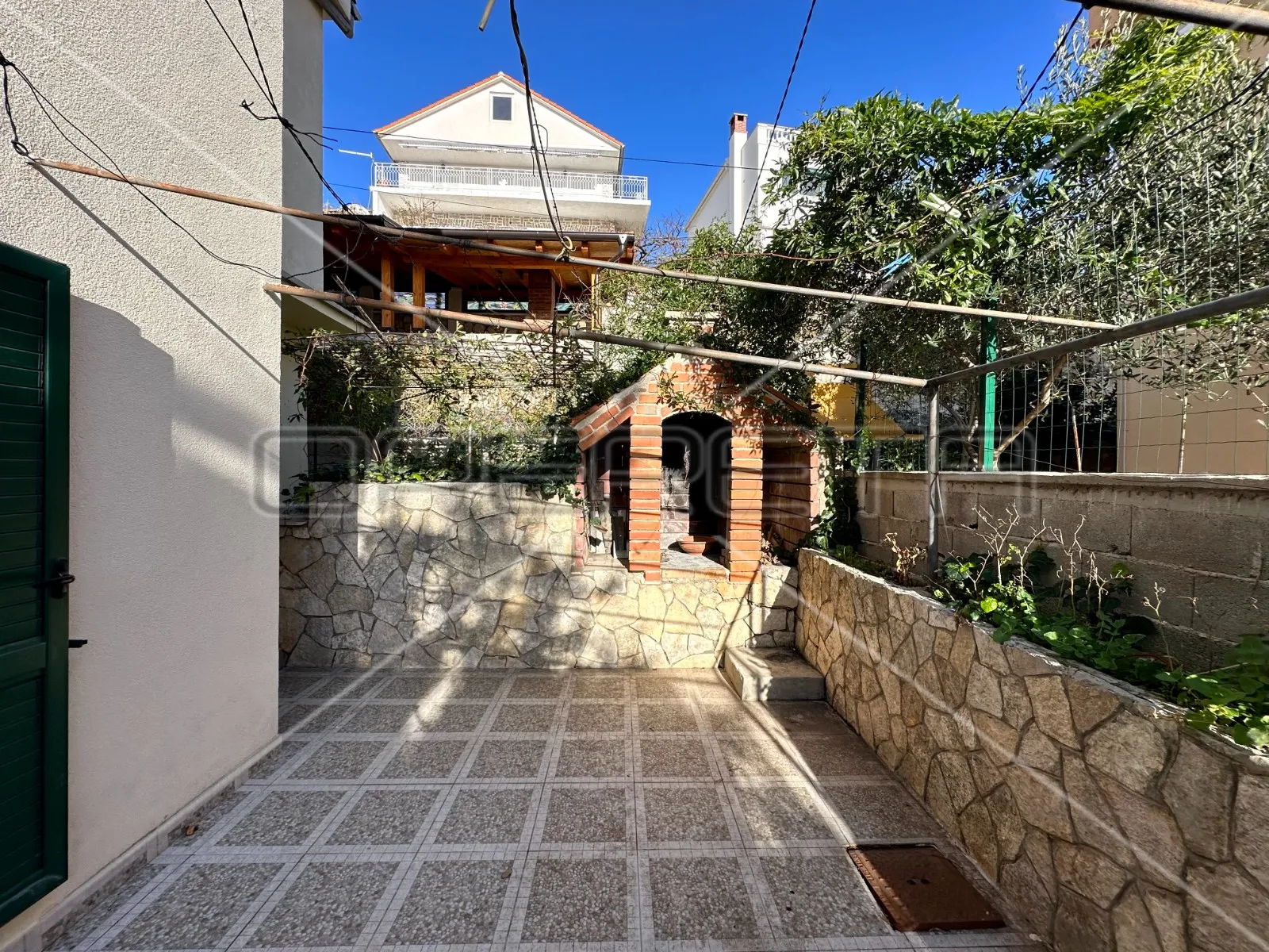 kuća na 80 m od mora sa 6 stanova, tisno, 350 m2 - slika 11