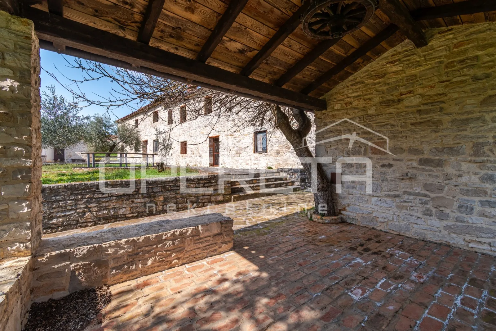 buje, kaštel - imanje 1909 m2 s ugostiteljskom namjenom i smještajem - slika 15