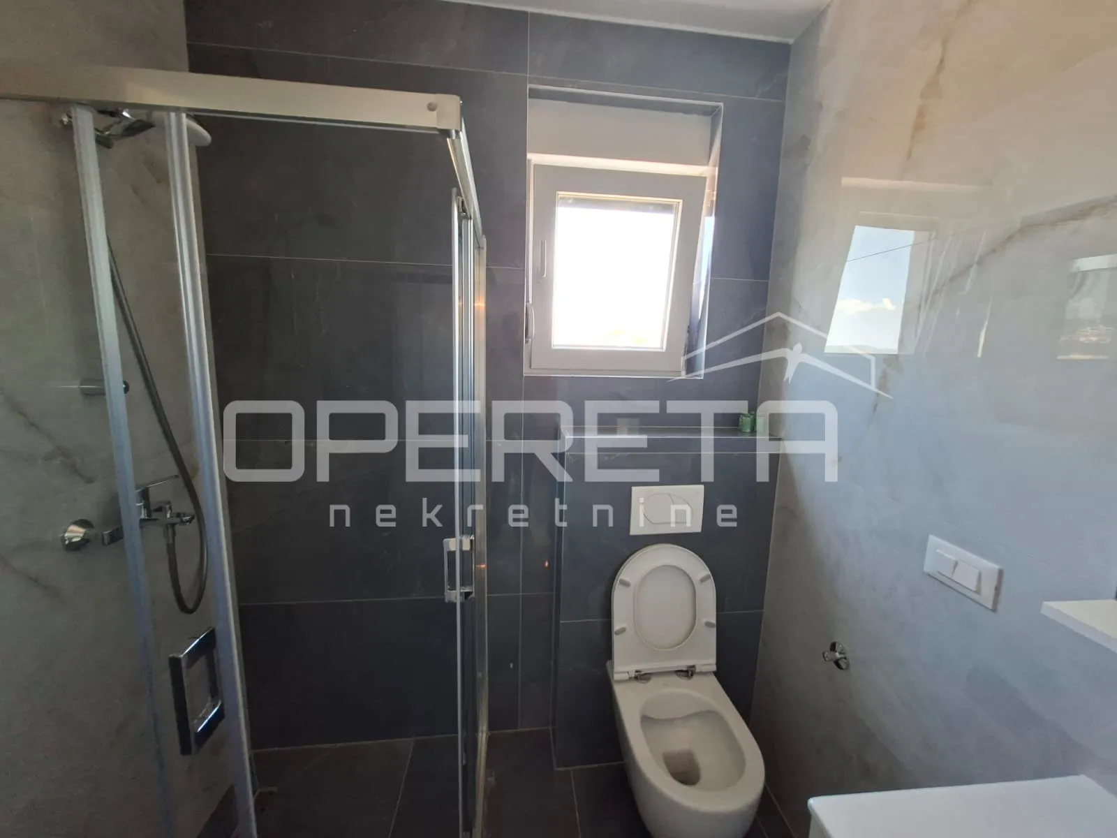 novoizgrađeni dvosobni apartman, krovna terasa, pogled na more, okrug - slika 8
