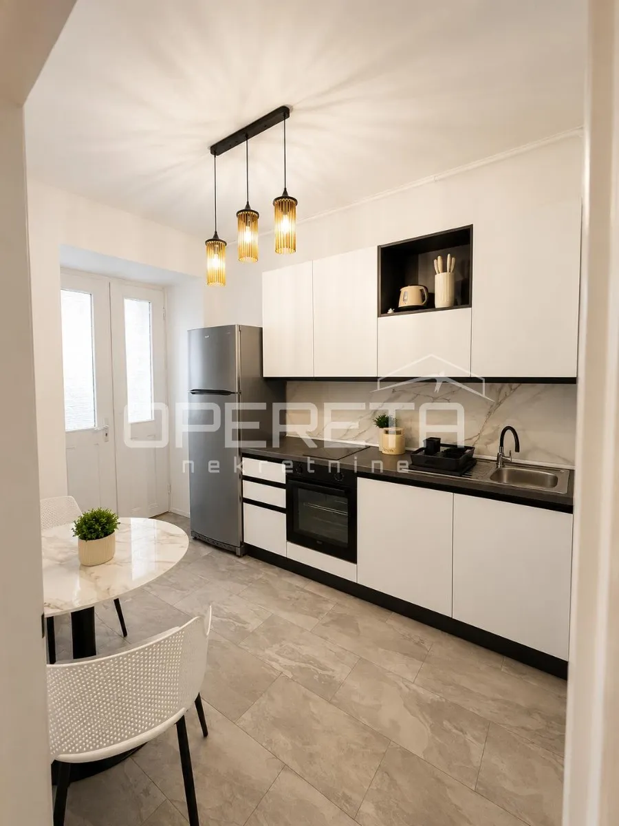 eksluzivan najam - moderno uređen i namješten stan (50m2 )u samom centru grada - slika 7